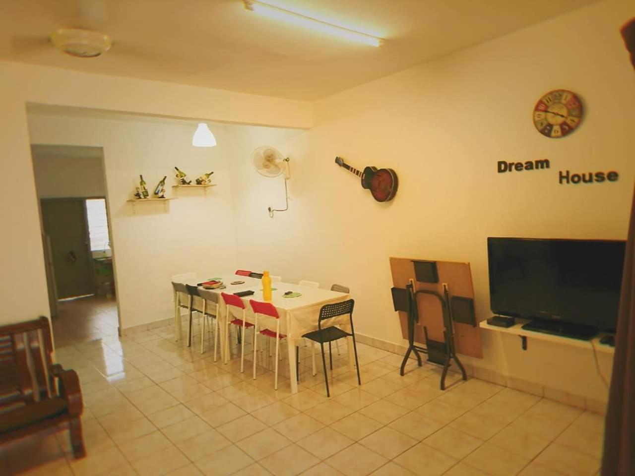 Four-Bedroom House photo 3