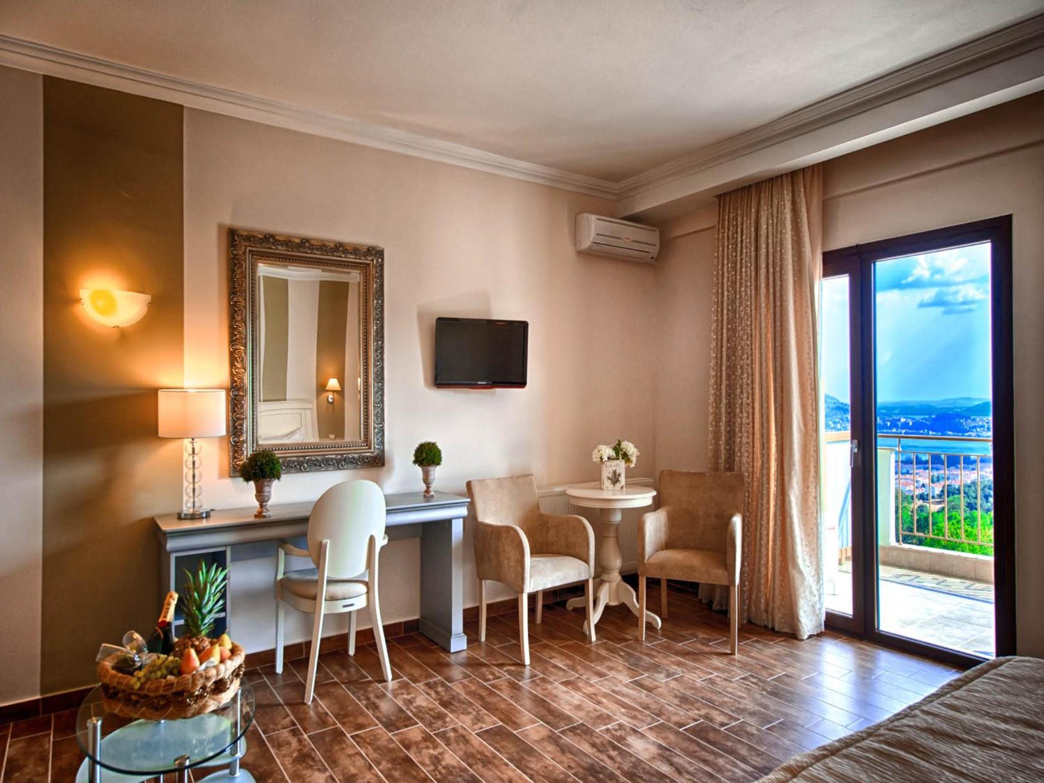 Deluxe Suite with Lake View - Photo 3