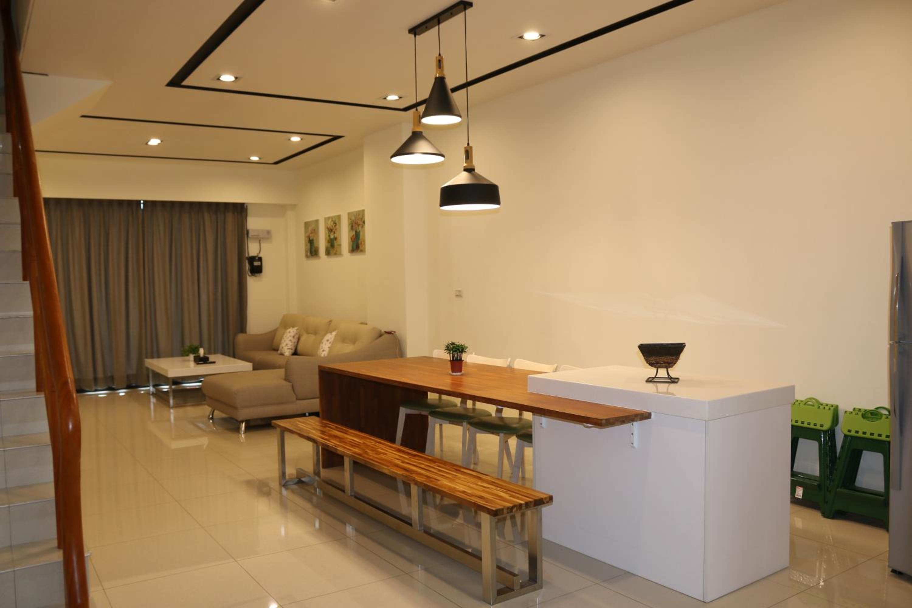 Five-Bedroom House photo 1