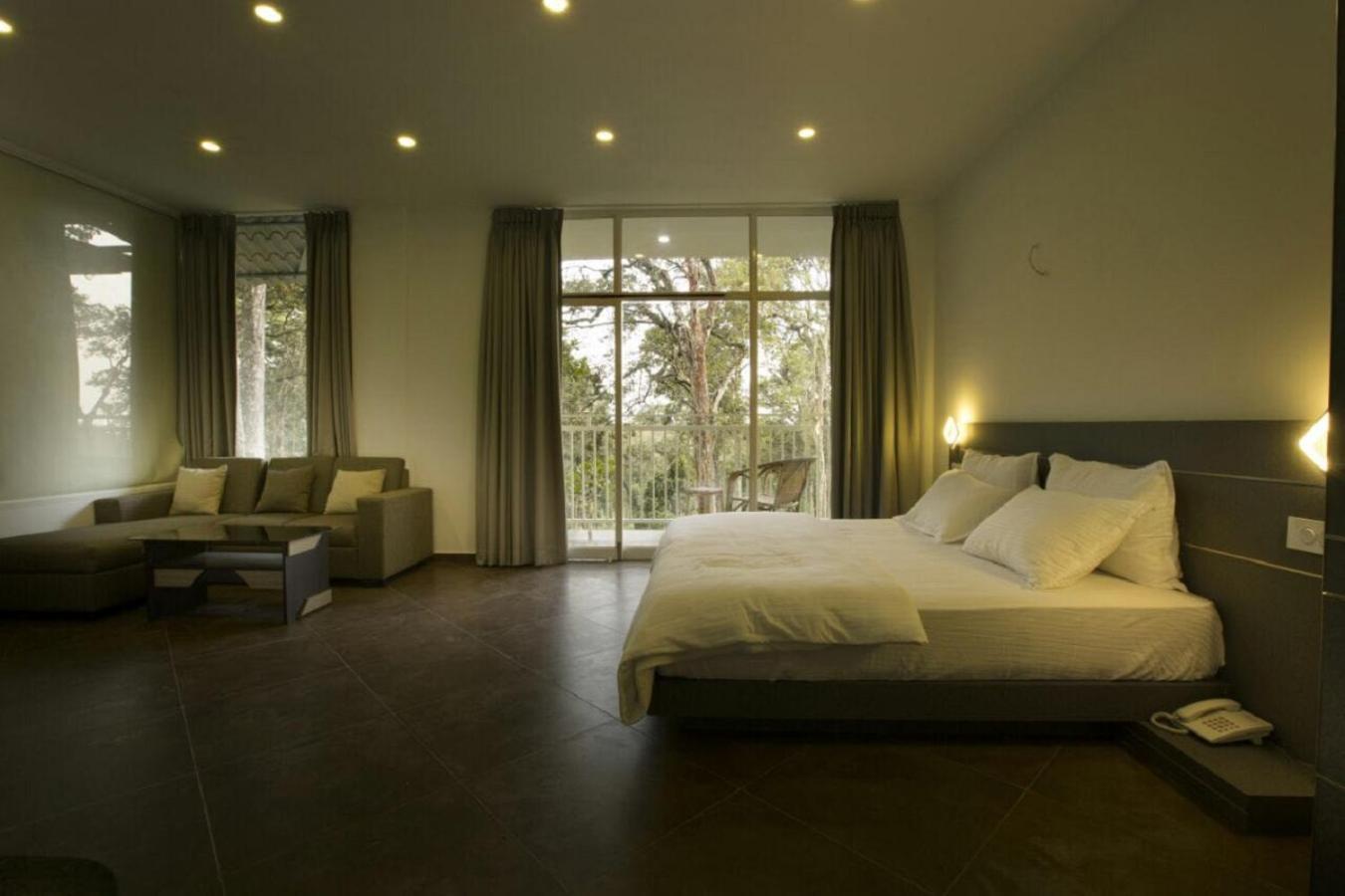 Suite Room - Photo 13