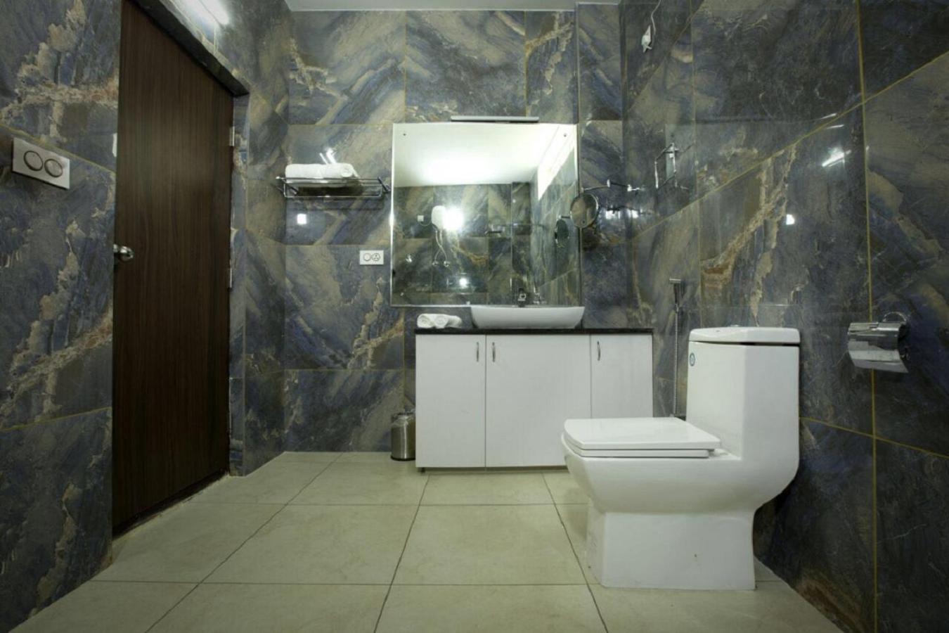Suite Room - Photo 9