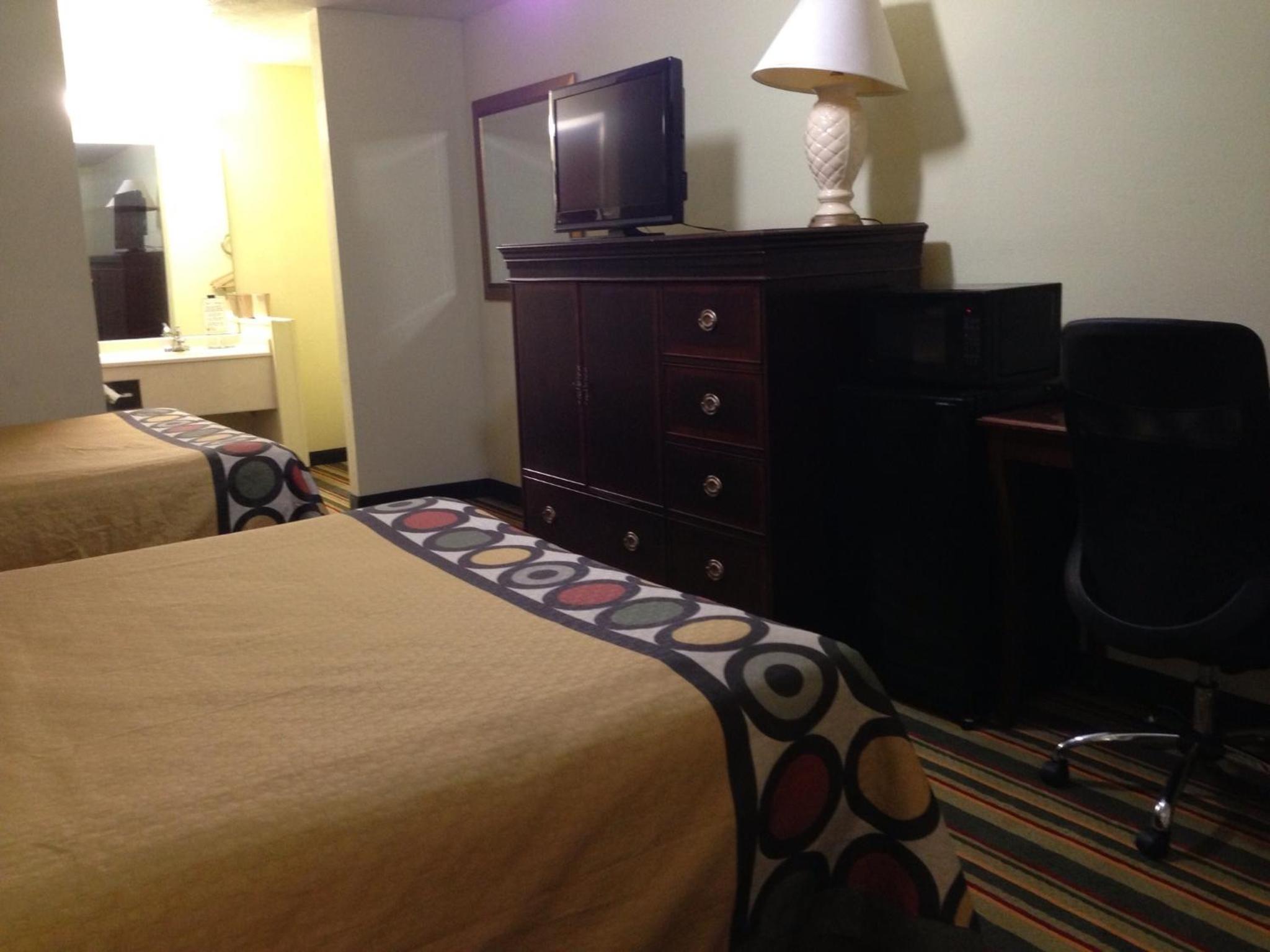 Queen Room with Two Queen Beds - Non-Smoking - Photo 5