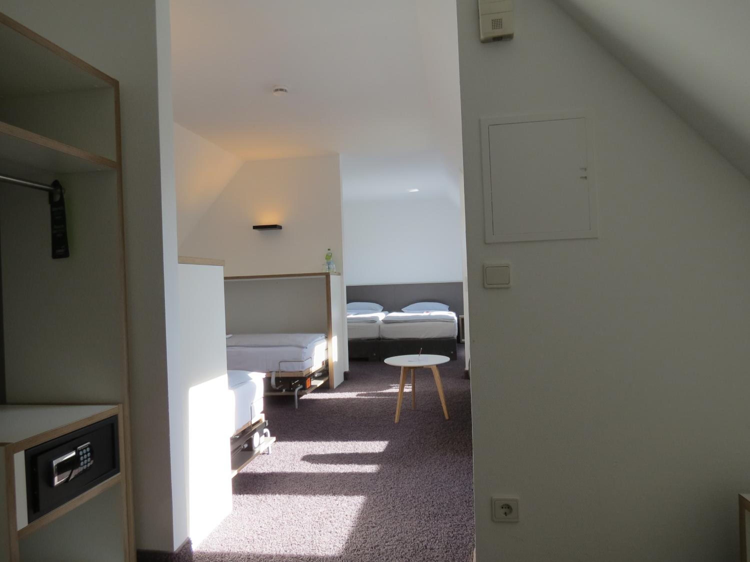 Economy Quadruple Room - Photo 10
