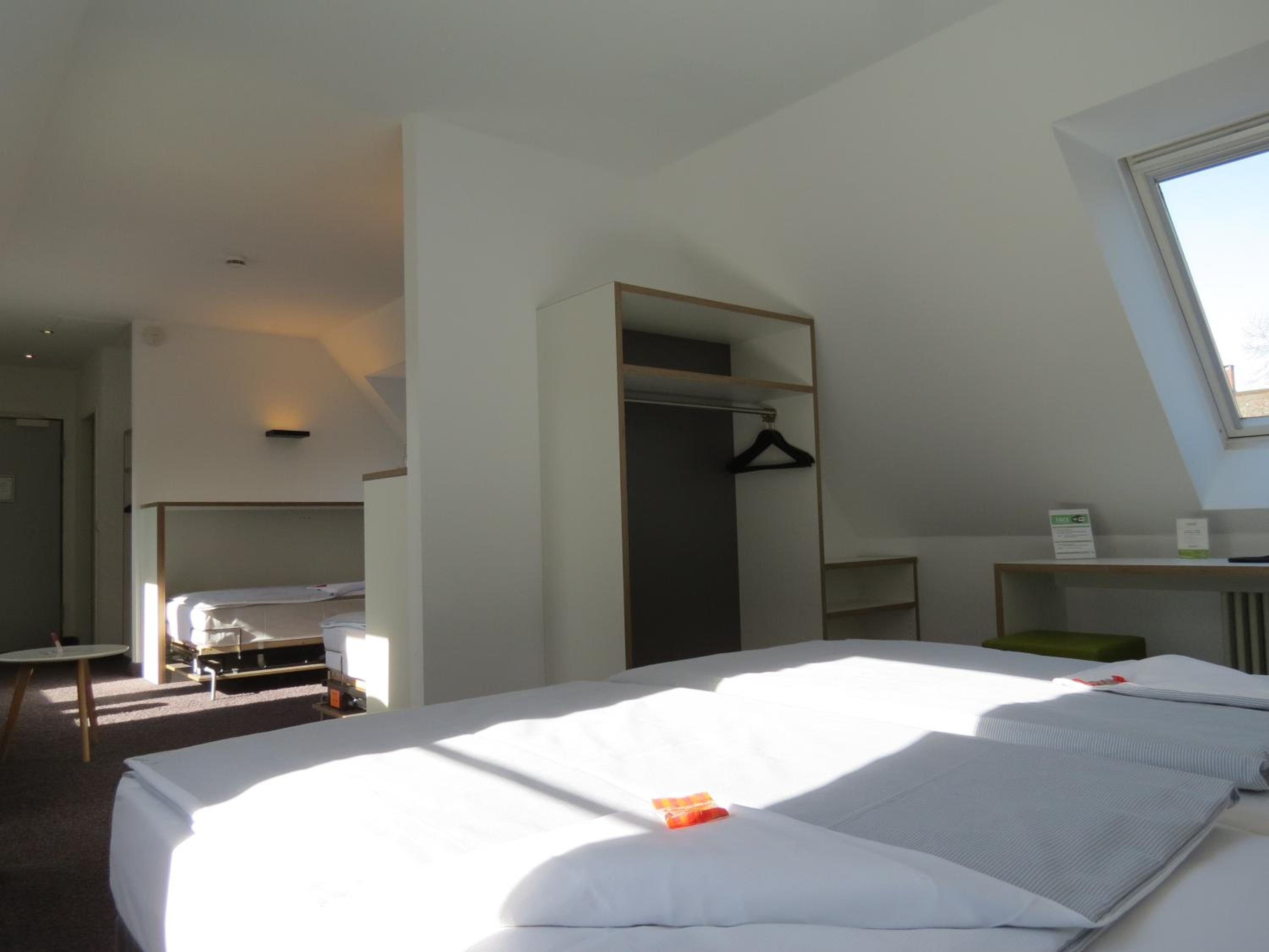 Economy Quadruple Room - Photo 8