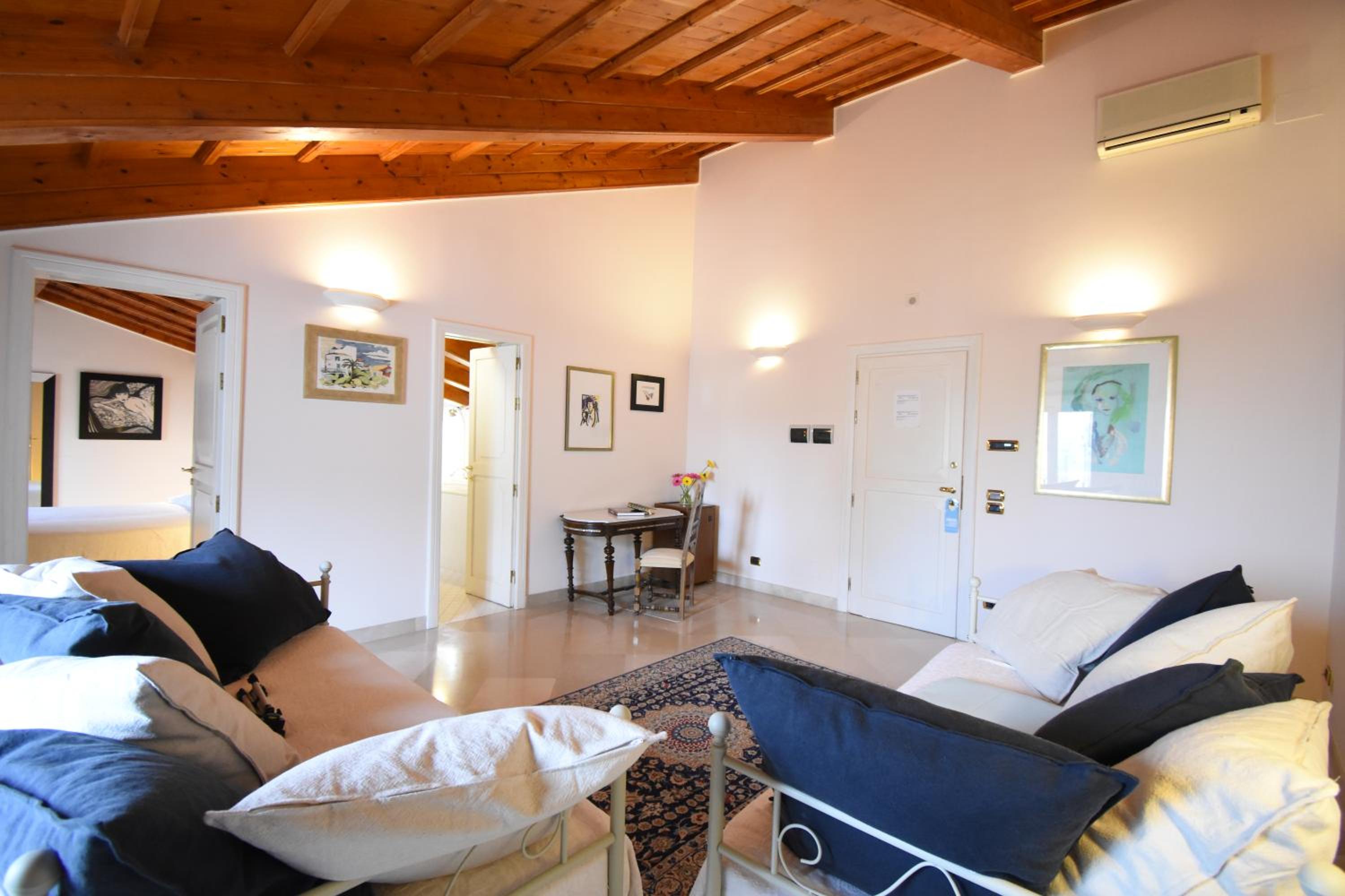 Suite with Spa Bath photo 1