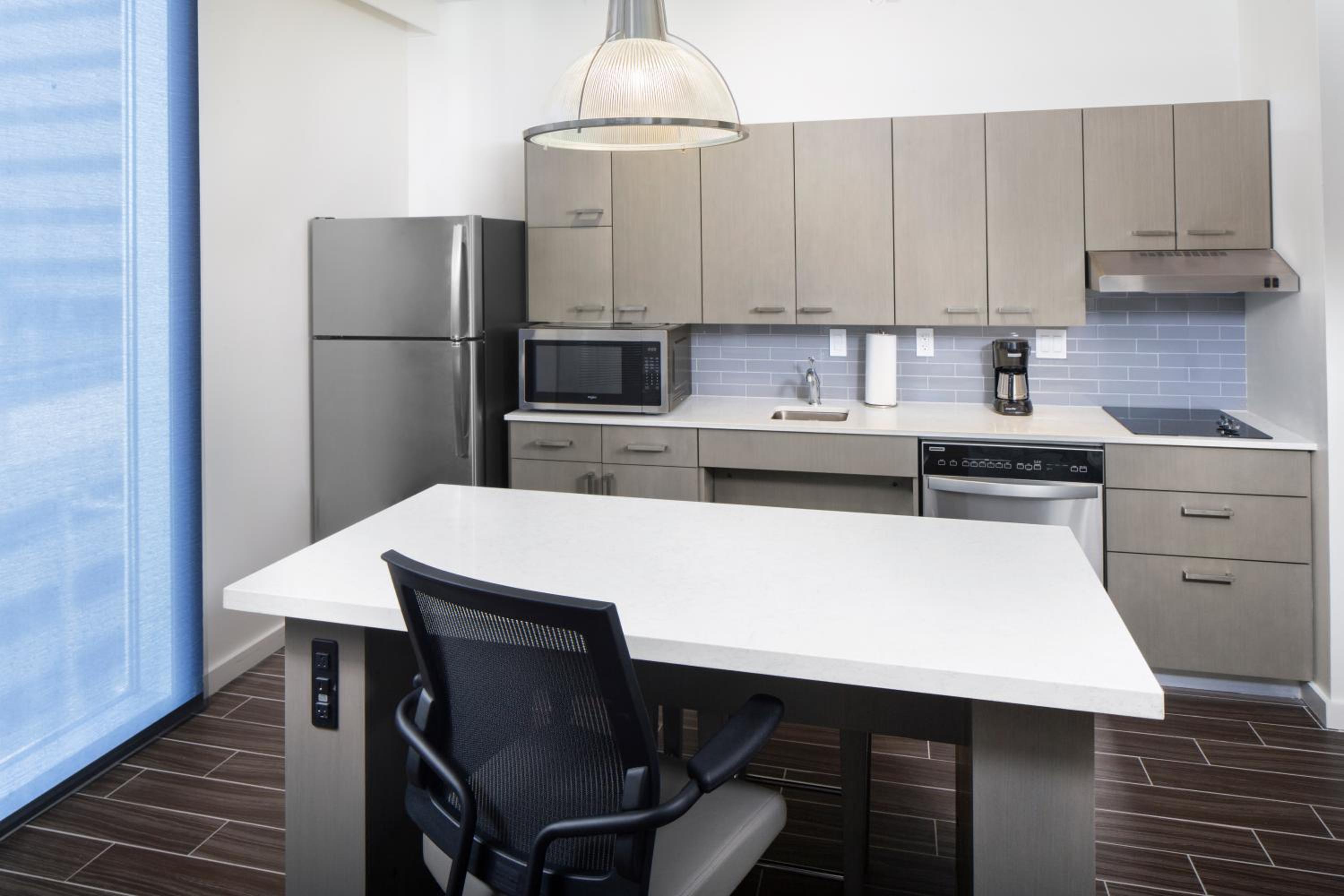 One-Bedroom King Suite with Sofa Bed and Kitchen photo 3