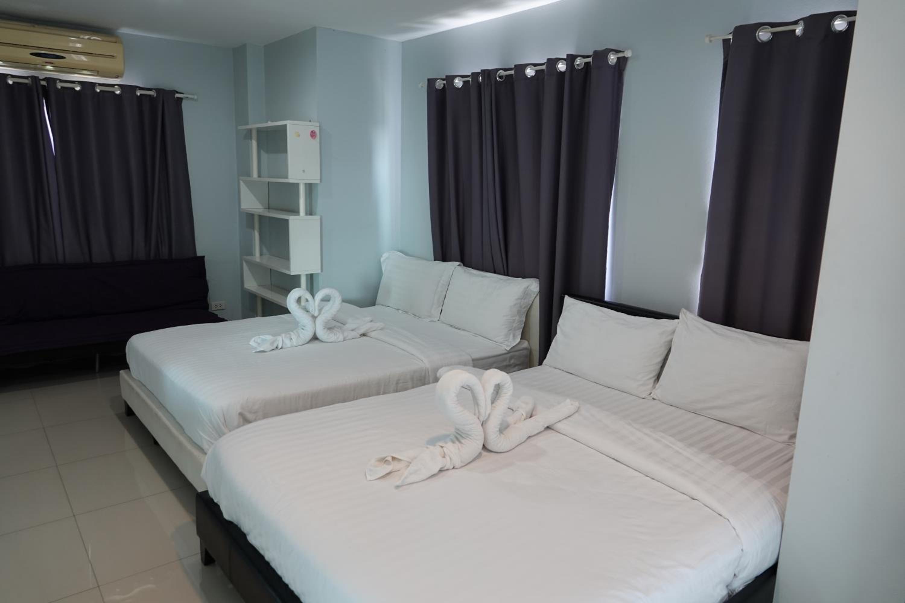 Queen Room with Two Queen Beds - Photo 2