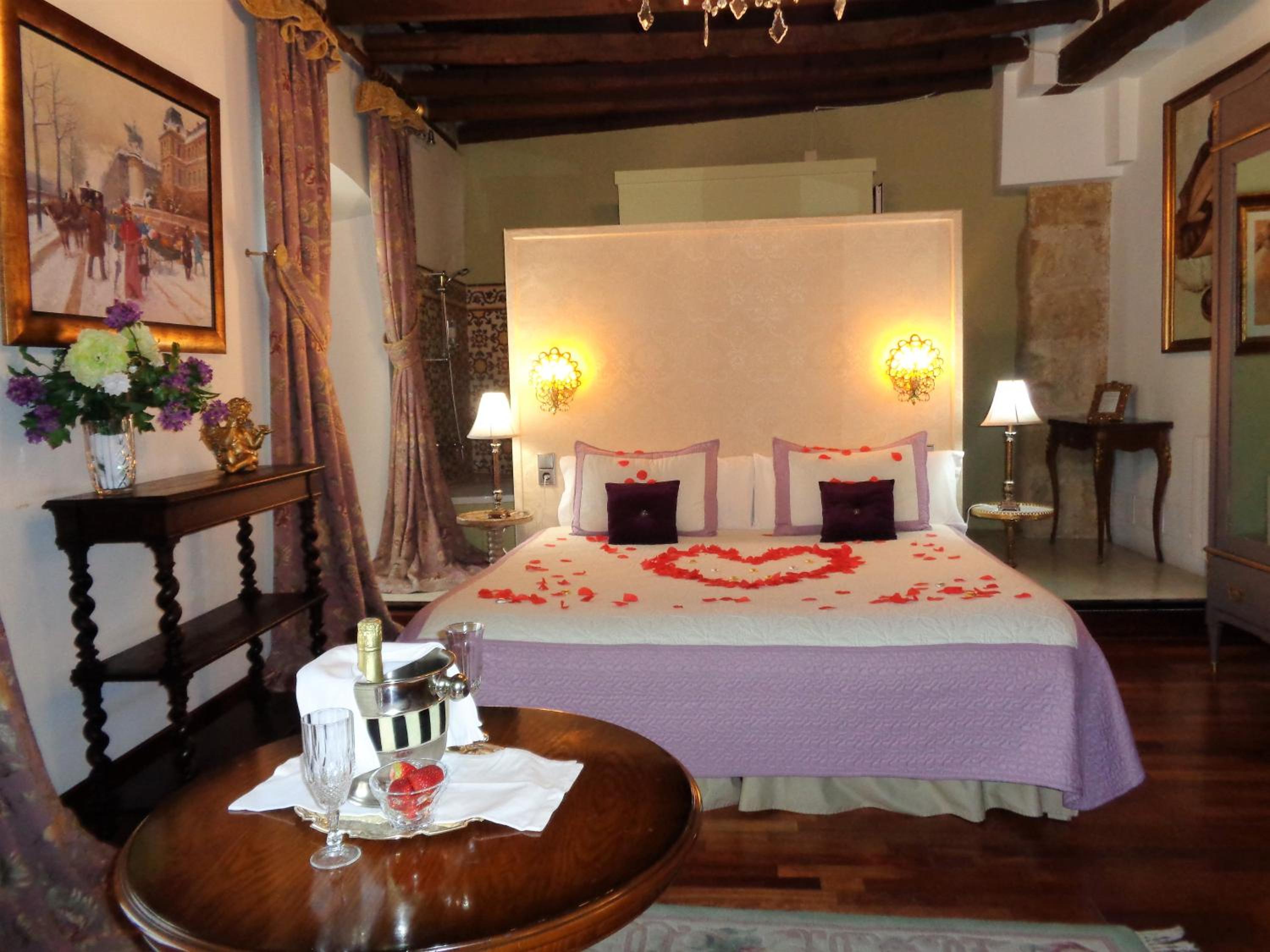 Deluxe Double or Twin Room - Photo 13