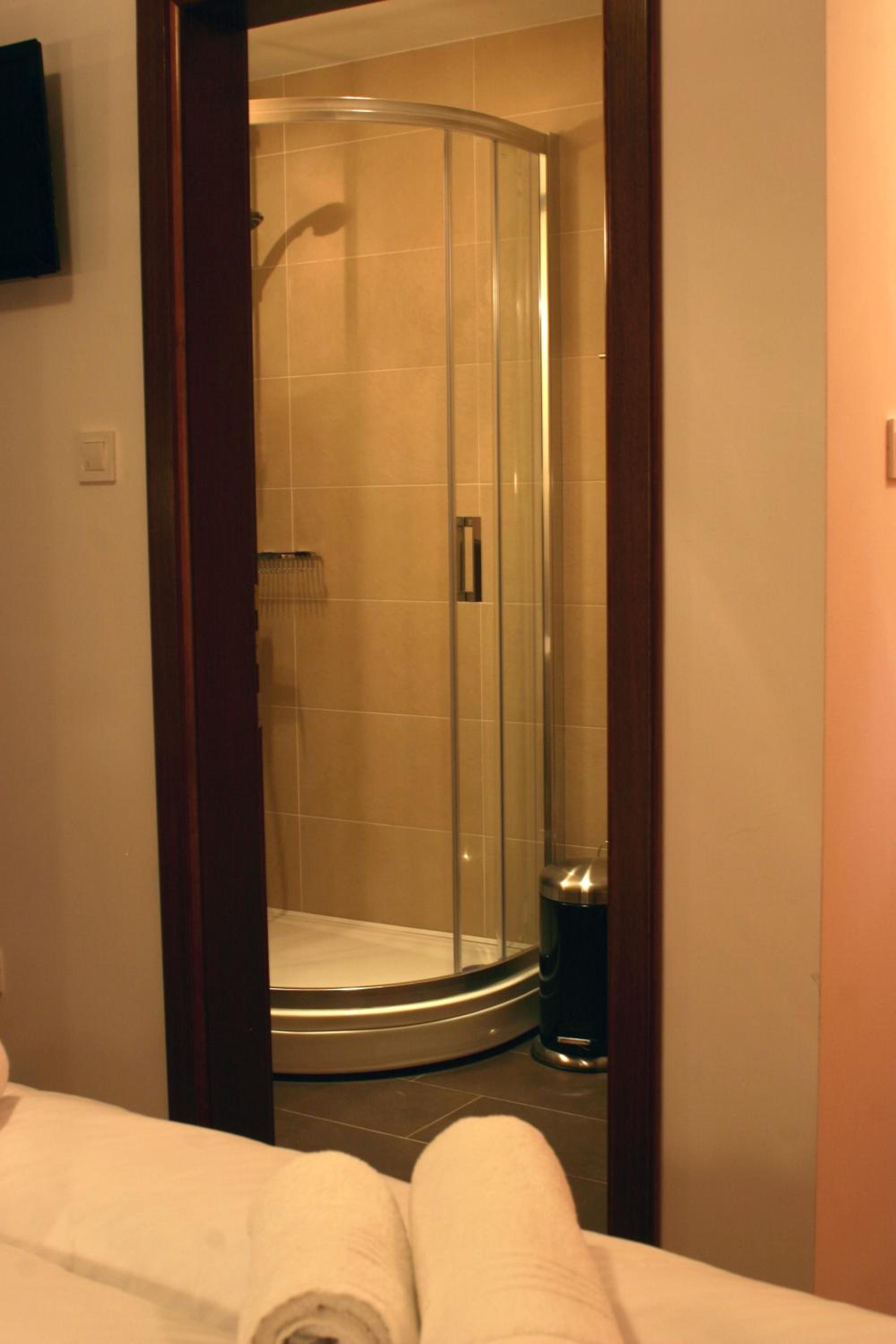 Double Room - Photo 8
