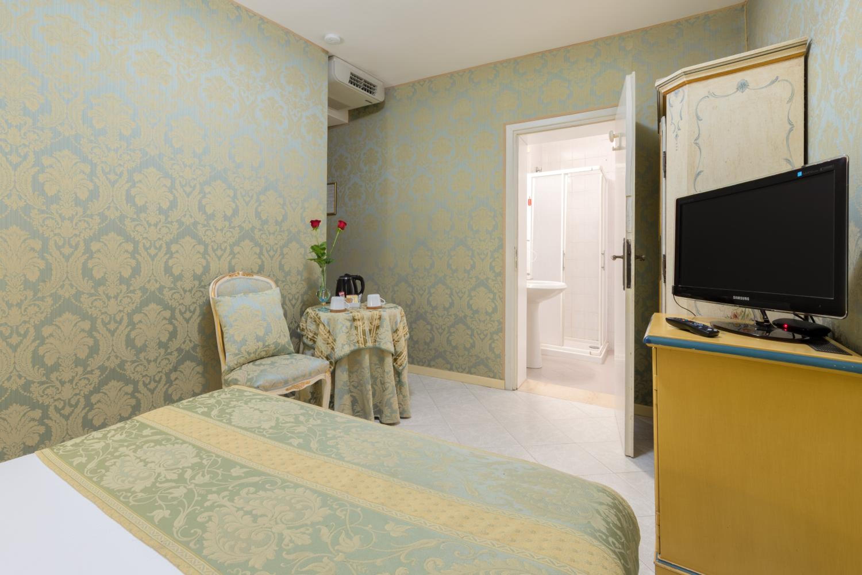 Standard Double or Twin Room photo 3
