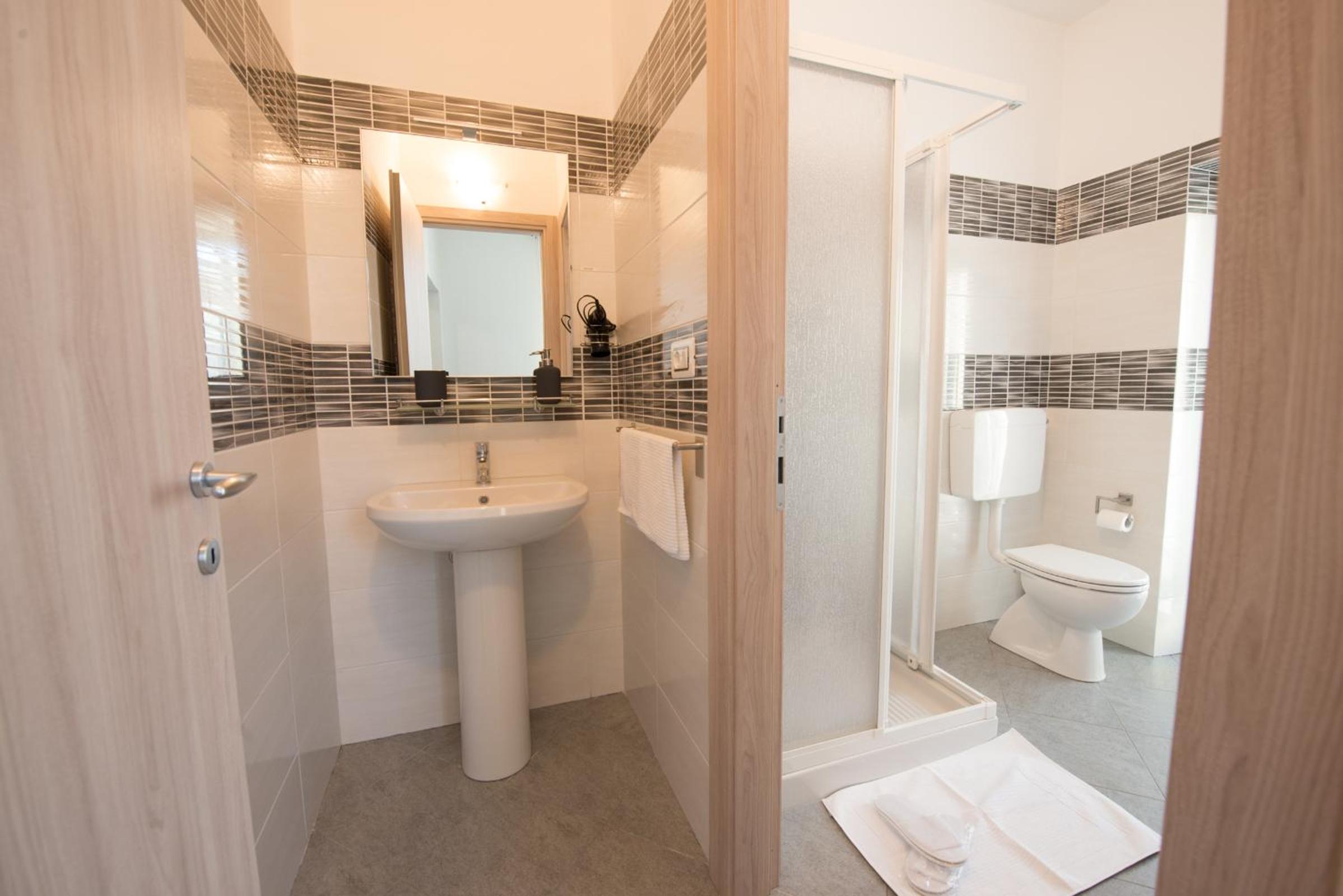 Deluxe Double or Twin Room - Photo 7