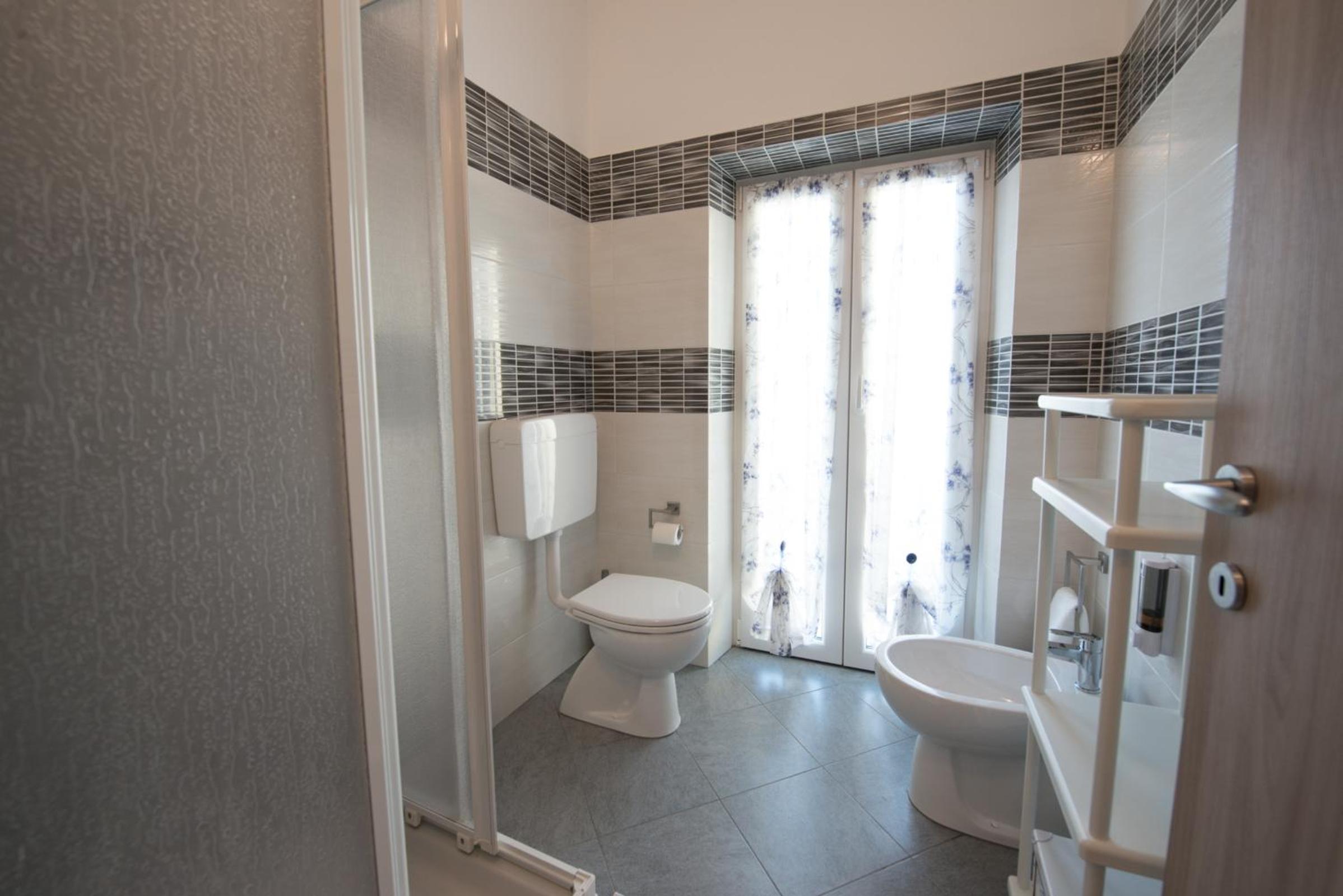 Deluxe Double or Twin Room - Photo 6