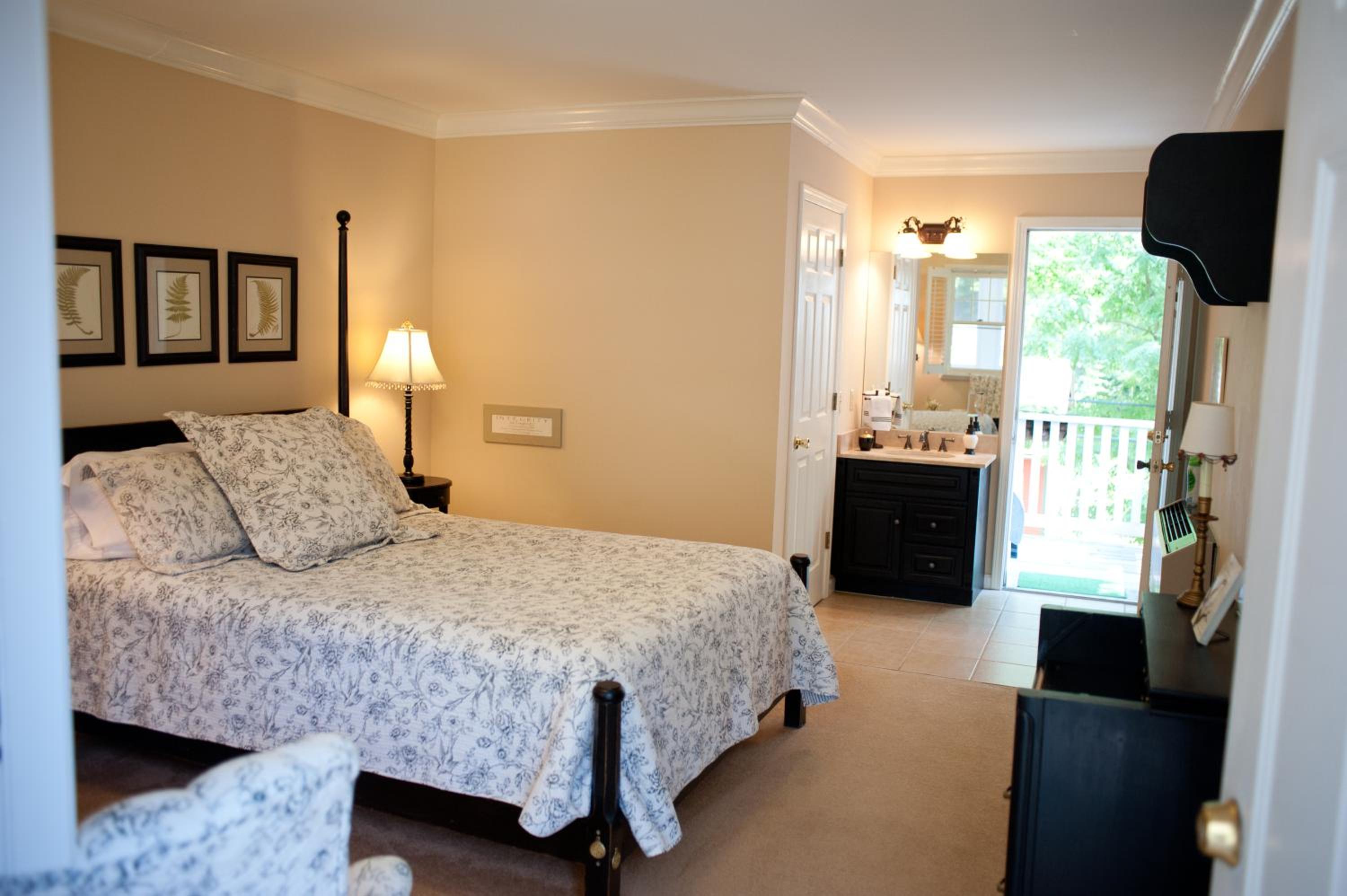 Queen Room with Balcony photo 1