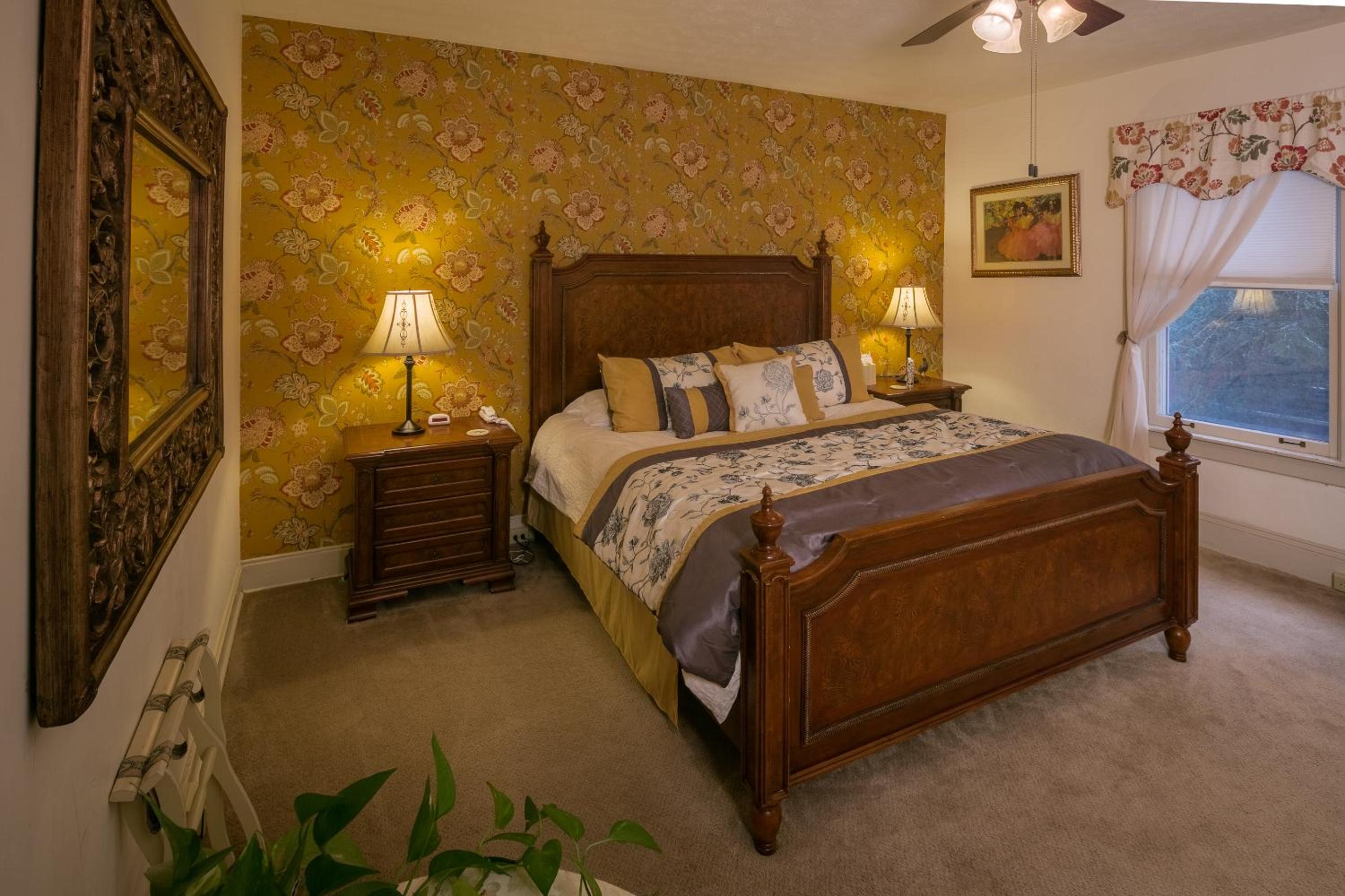 Uncle Gilbert Room 3 photo 1