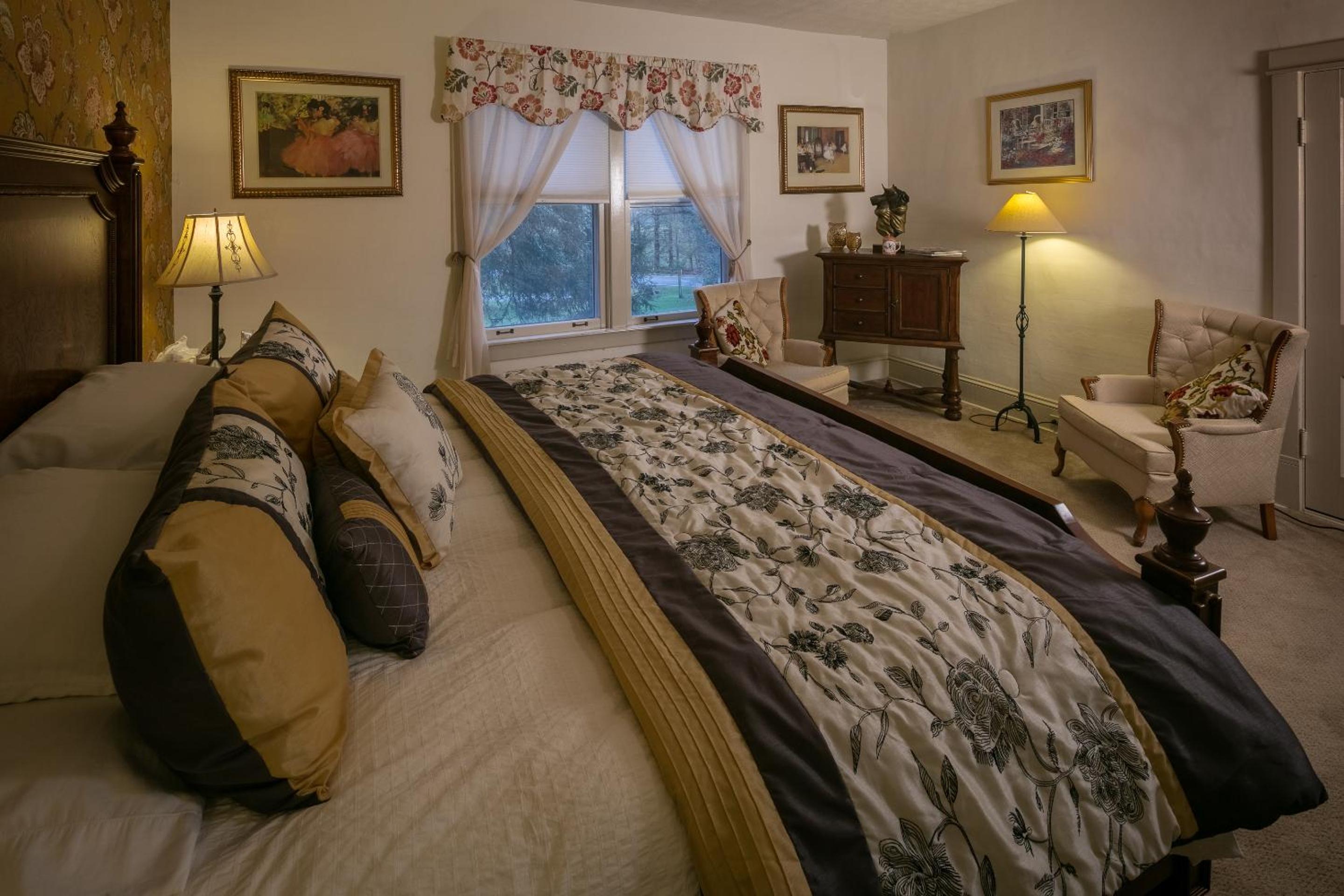 Uncle Gilbert Room 3 photo 3