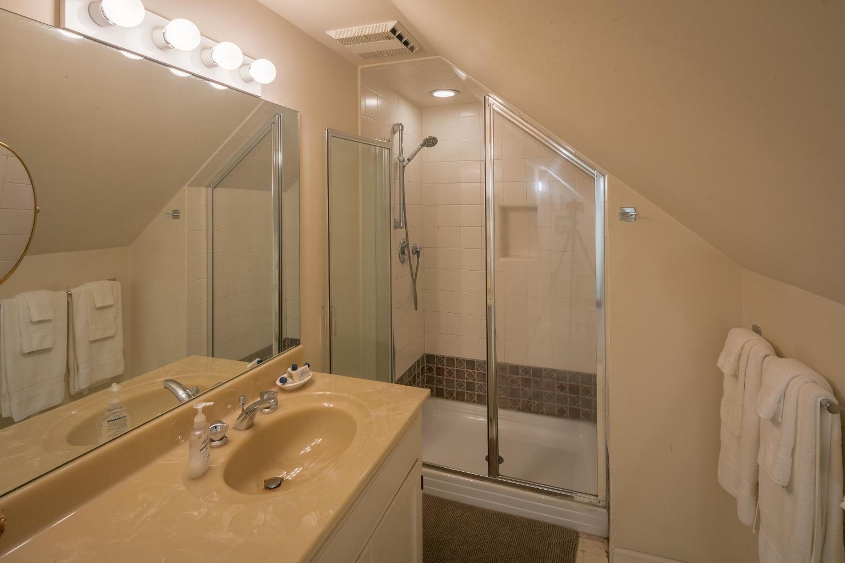 Lou Hill Smith Suite Attic photo 2