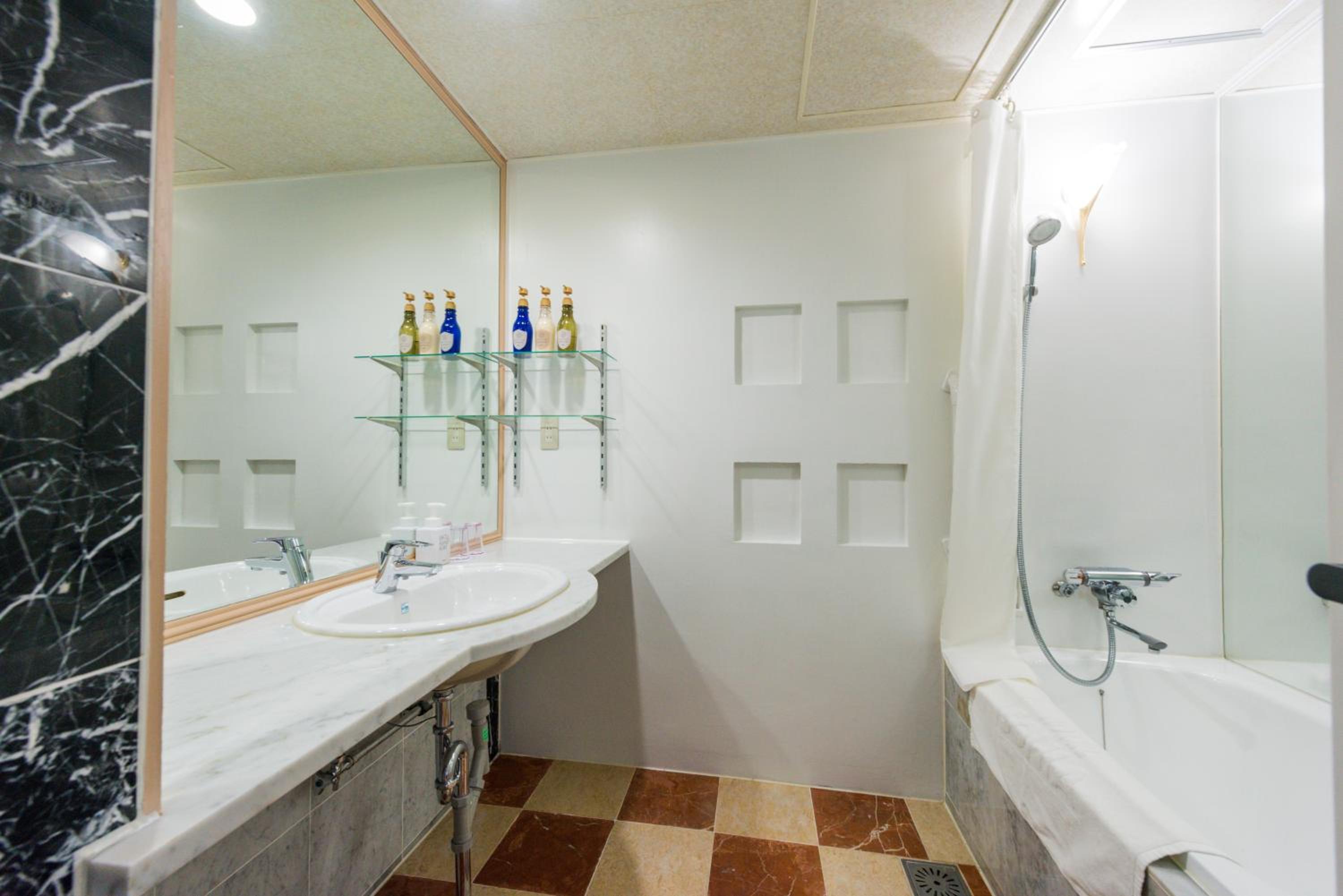 Large Twin Room B - Non-Smoking photo 2