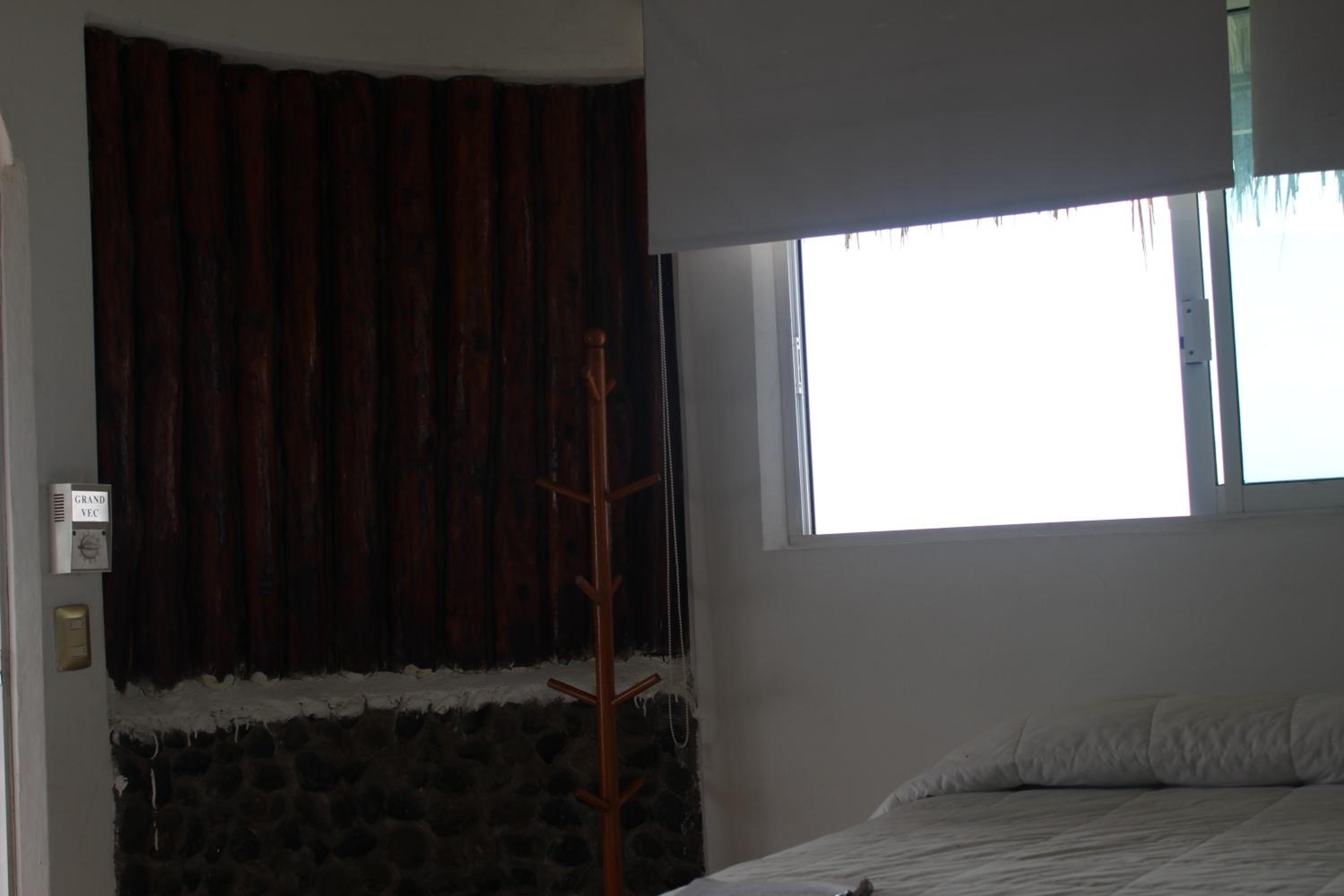 Deluxe Double Room with Bath - Photo 9