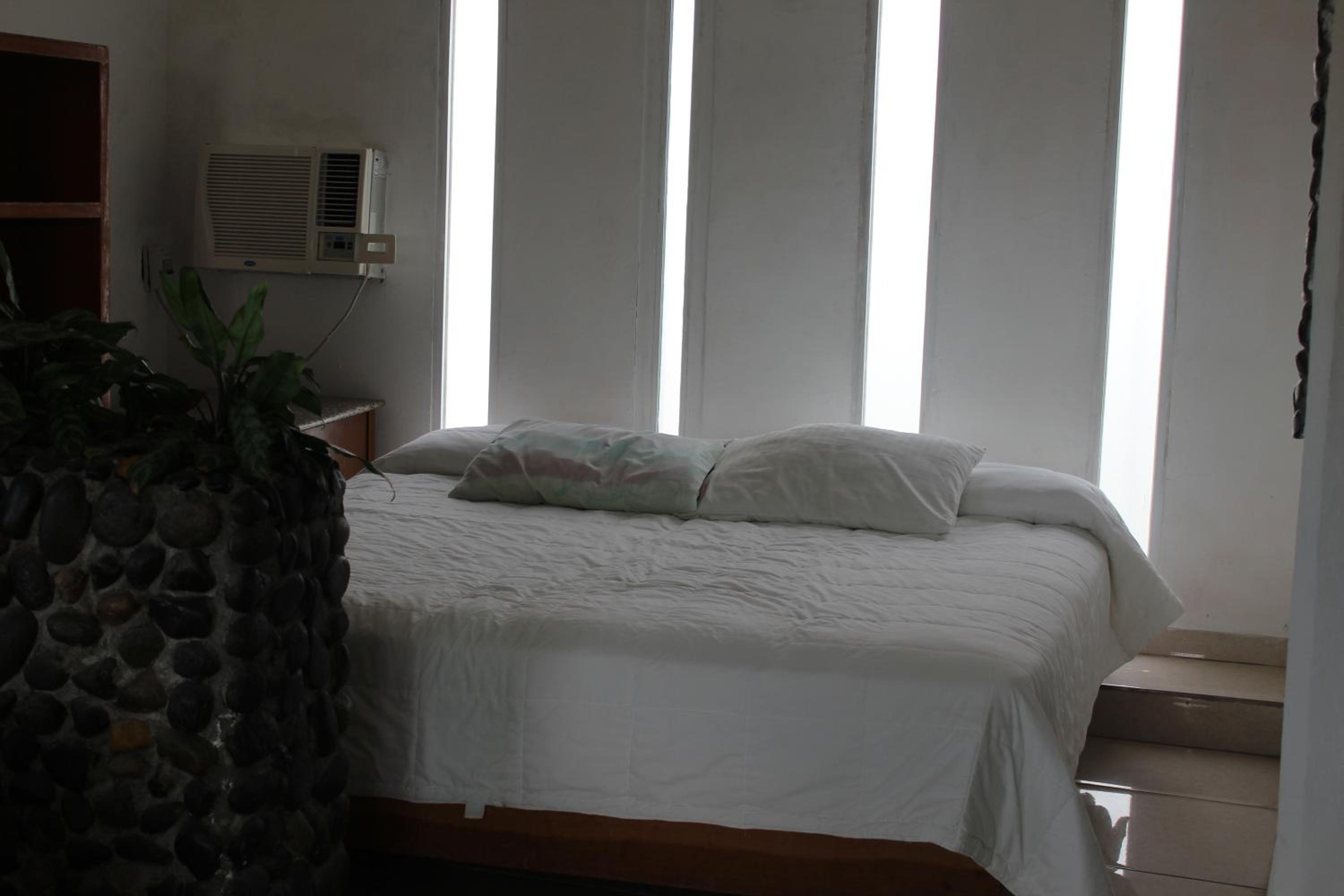 Deluxe Double Room with Bath - Photo 2