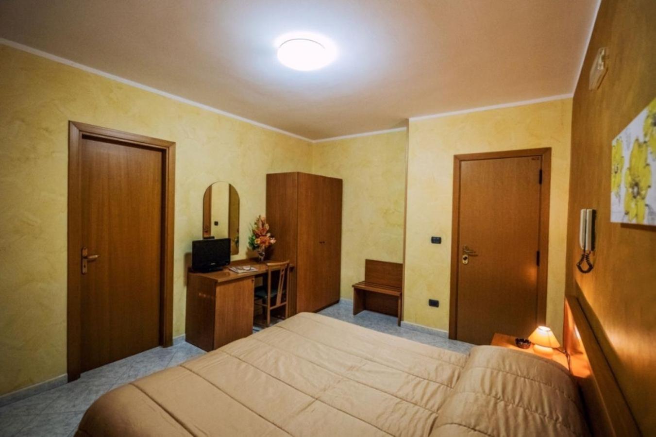 Single Room with Private Bathroom photo 1