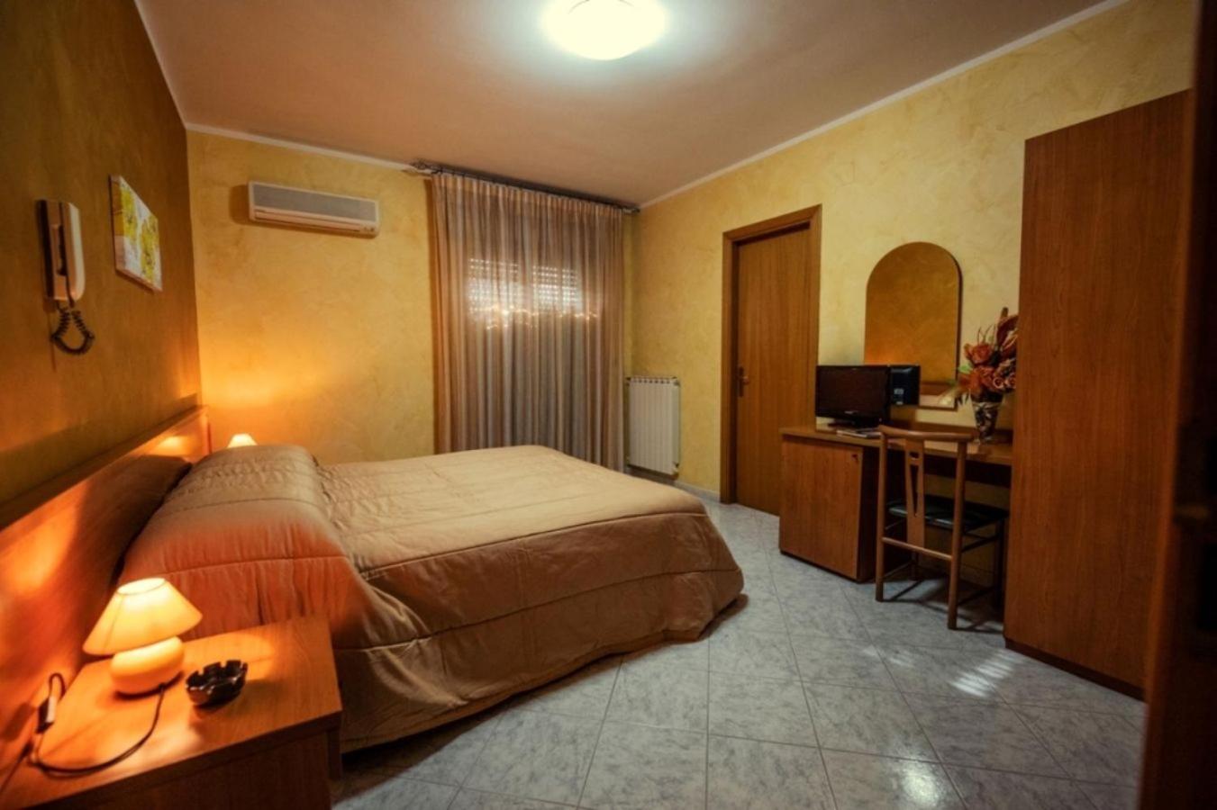 Single Room with Private Bathroom photo 2