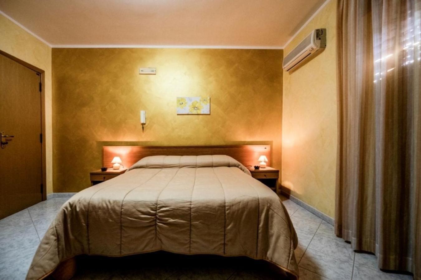 Single Room with Private Bathroom photo 3