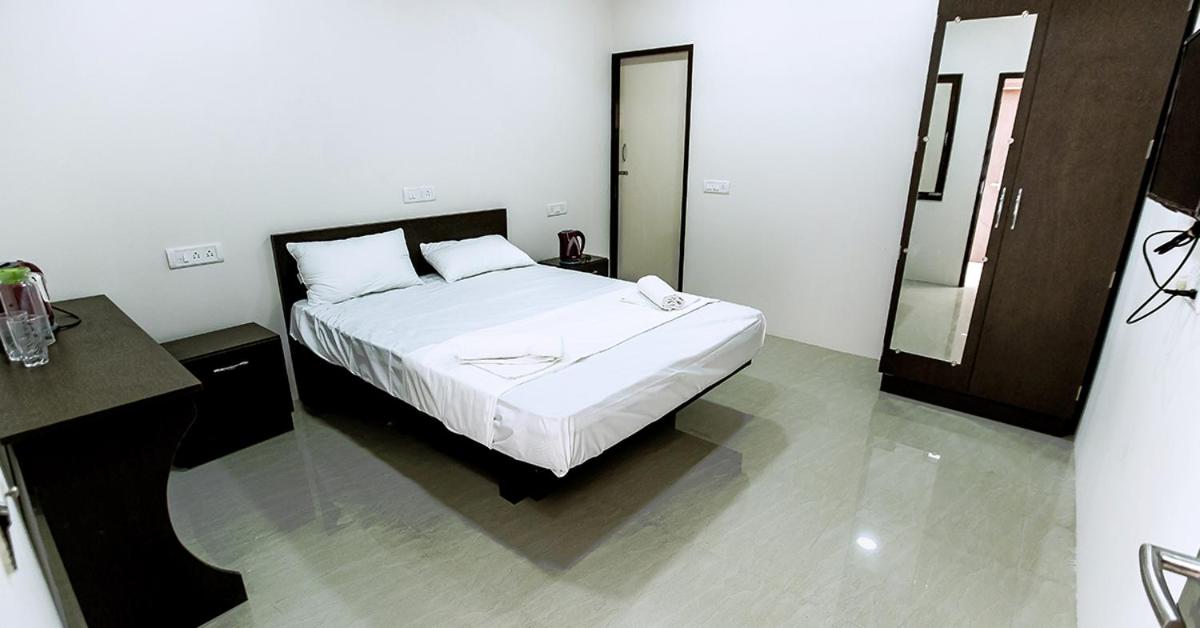 Deluxe Double Room (2 Adults + 1 Child) photo 2