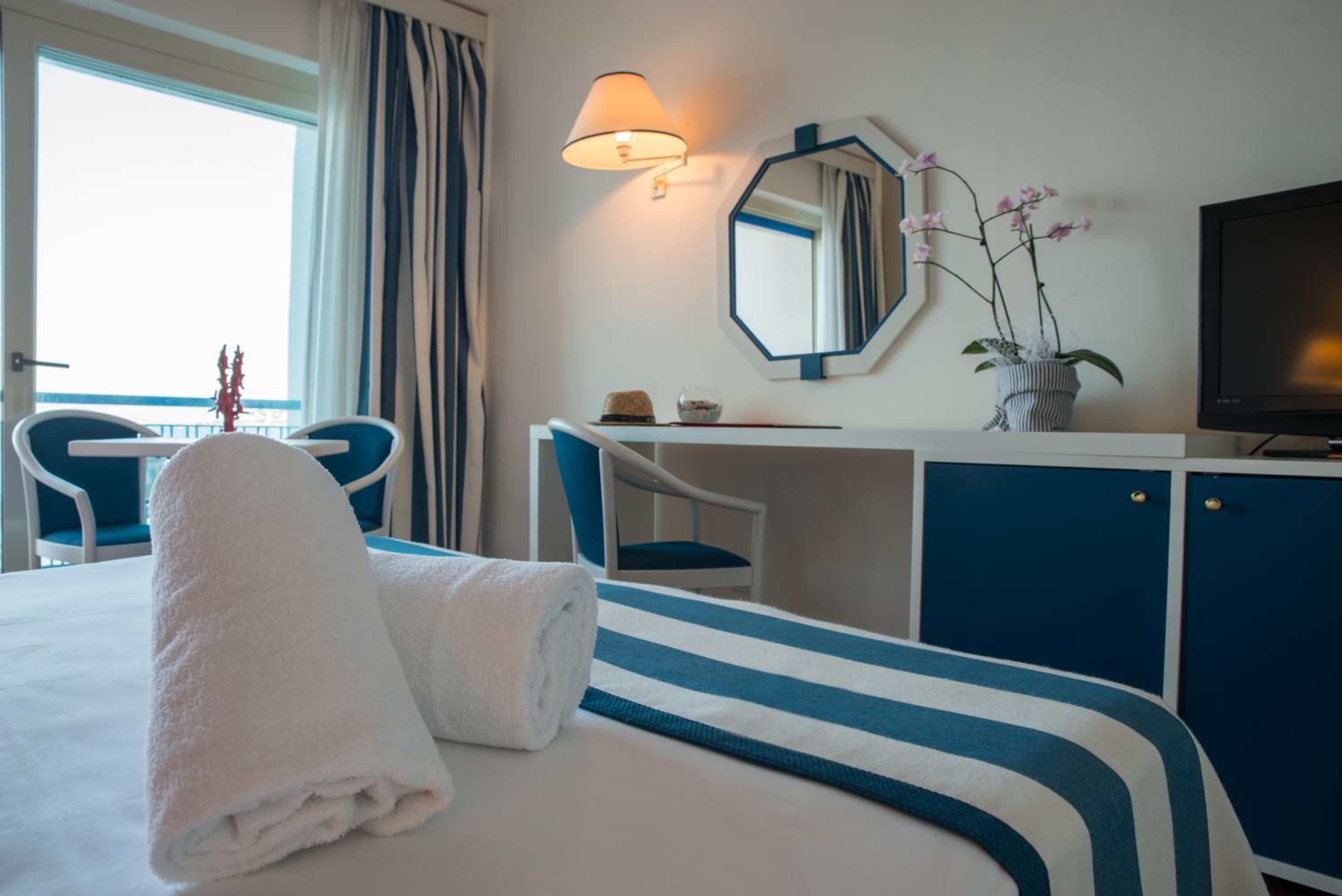 Double Room with Sea View - Photo 2