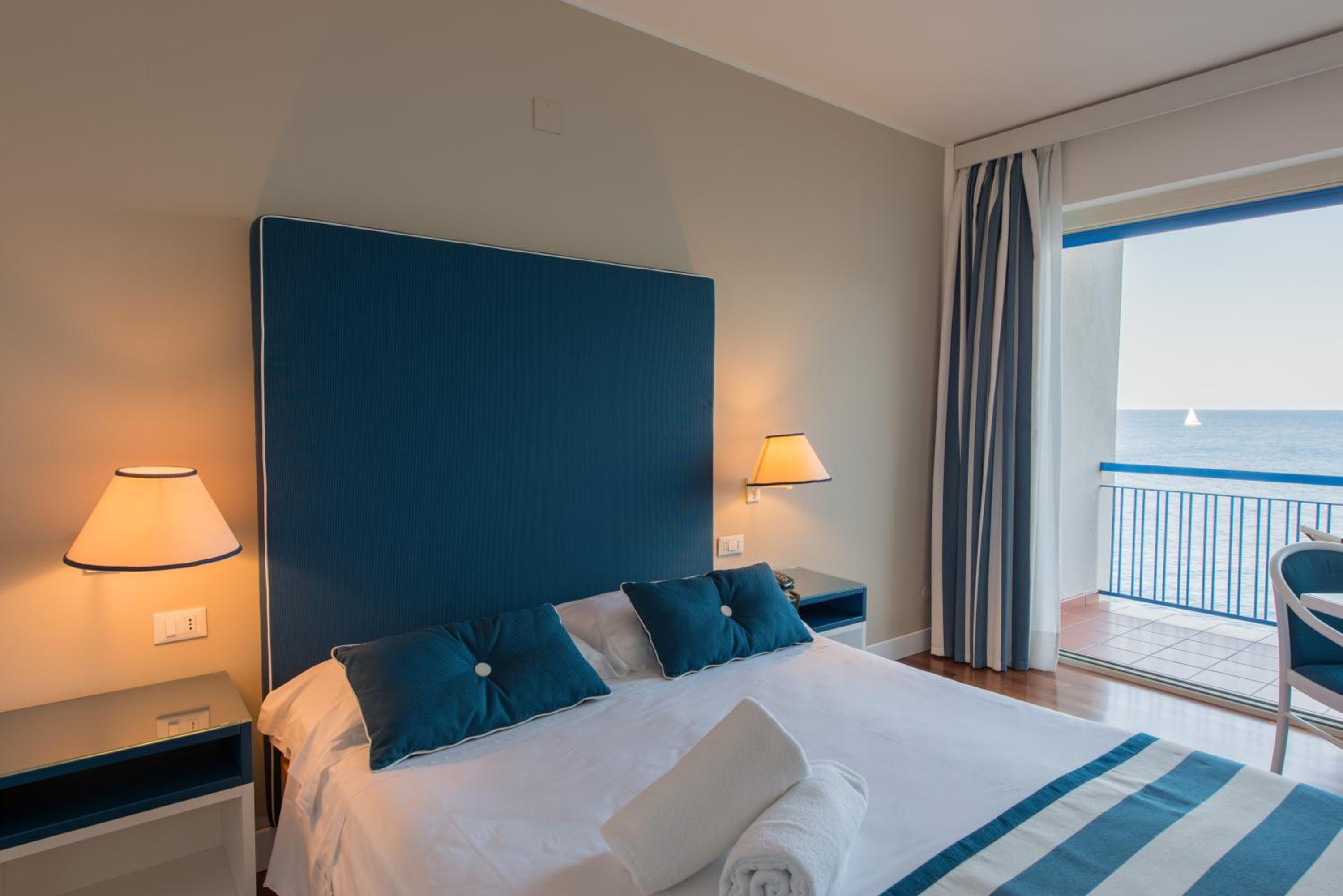 Double Room with Sea View - Photo 1