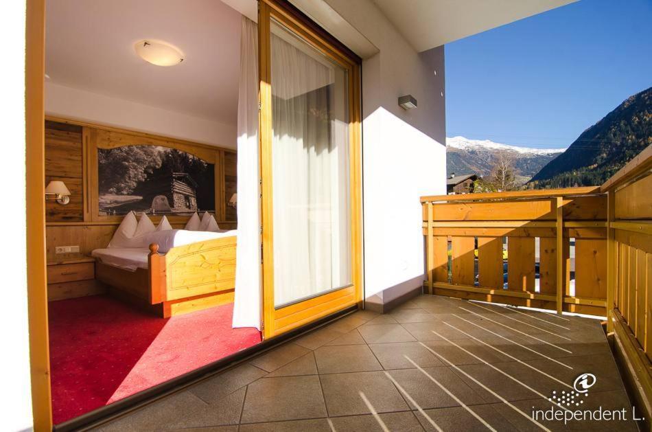 Double Room with Balcony - Photo 5