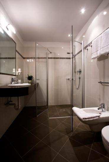Double Room with Balcony - Photo 19
