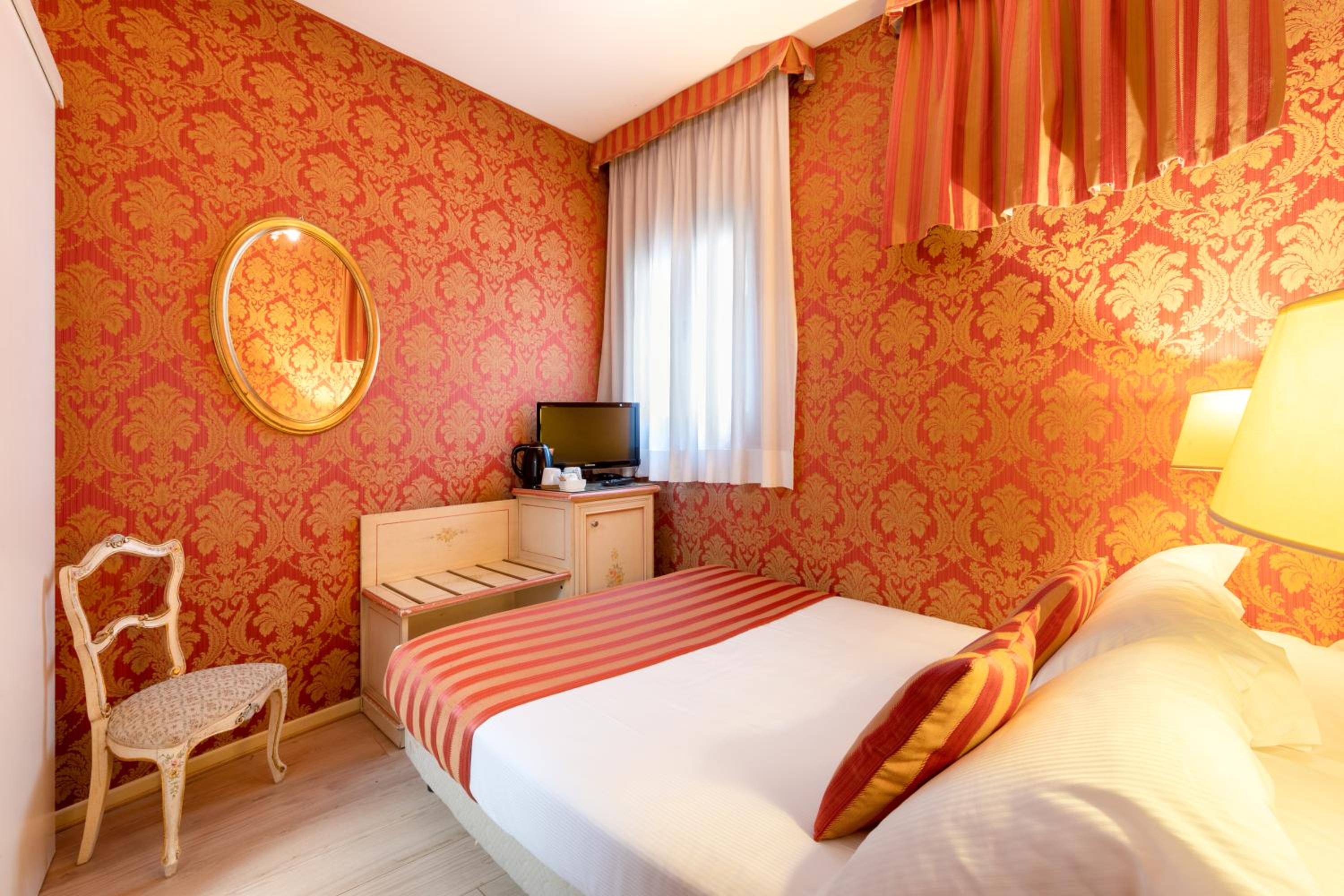 Economy Double Room photo 3