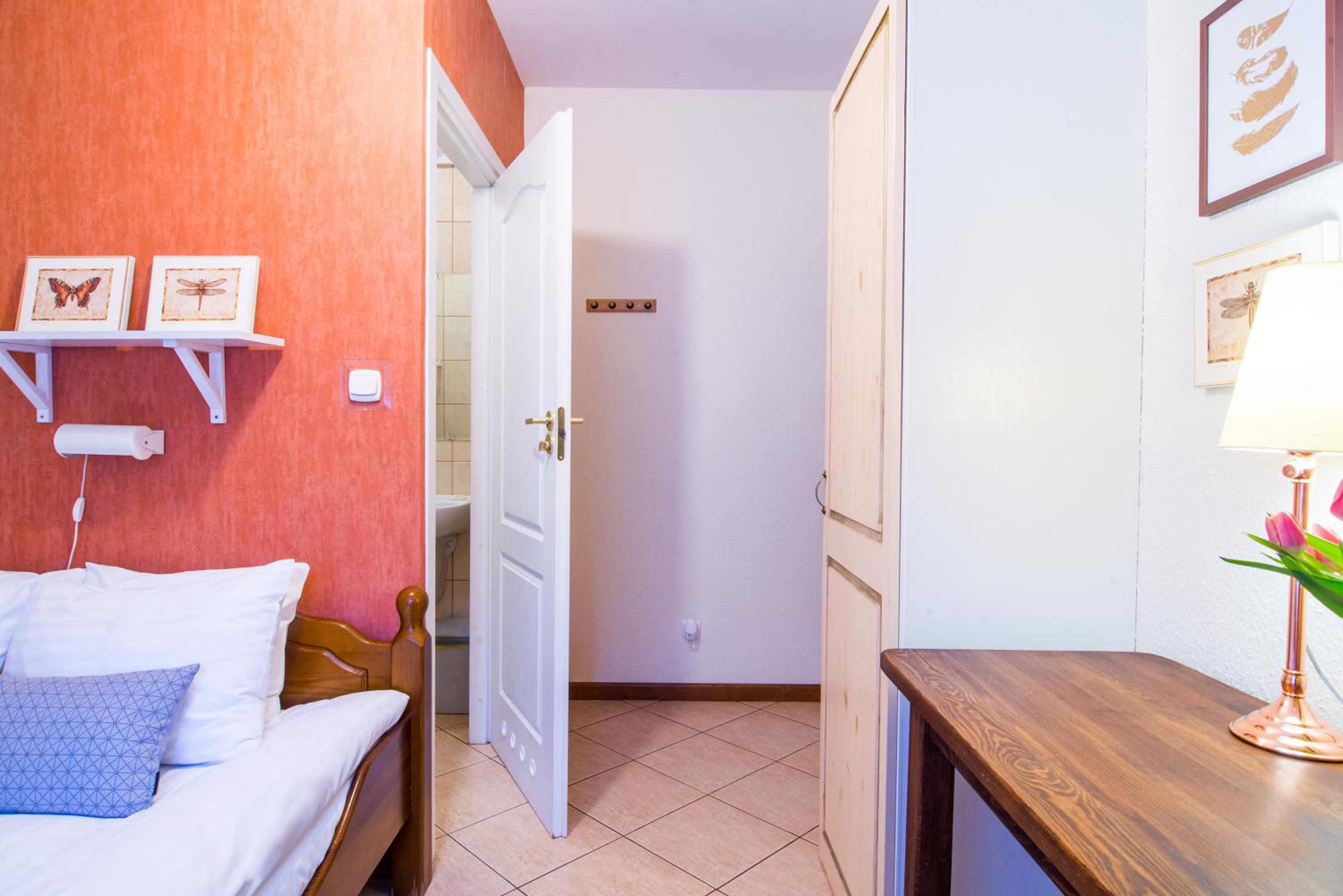 Double Room with Private External Bathroom - Photo 4