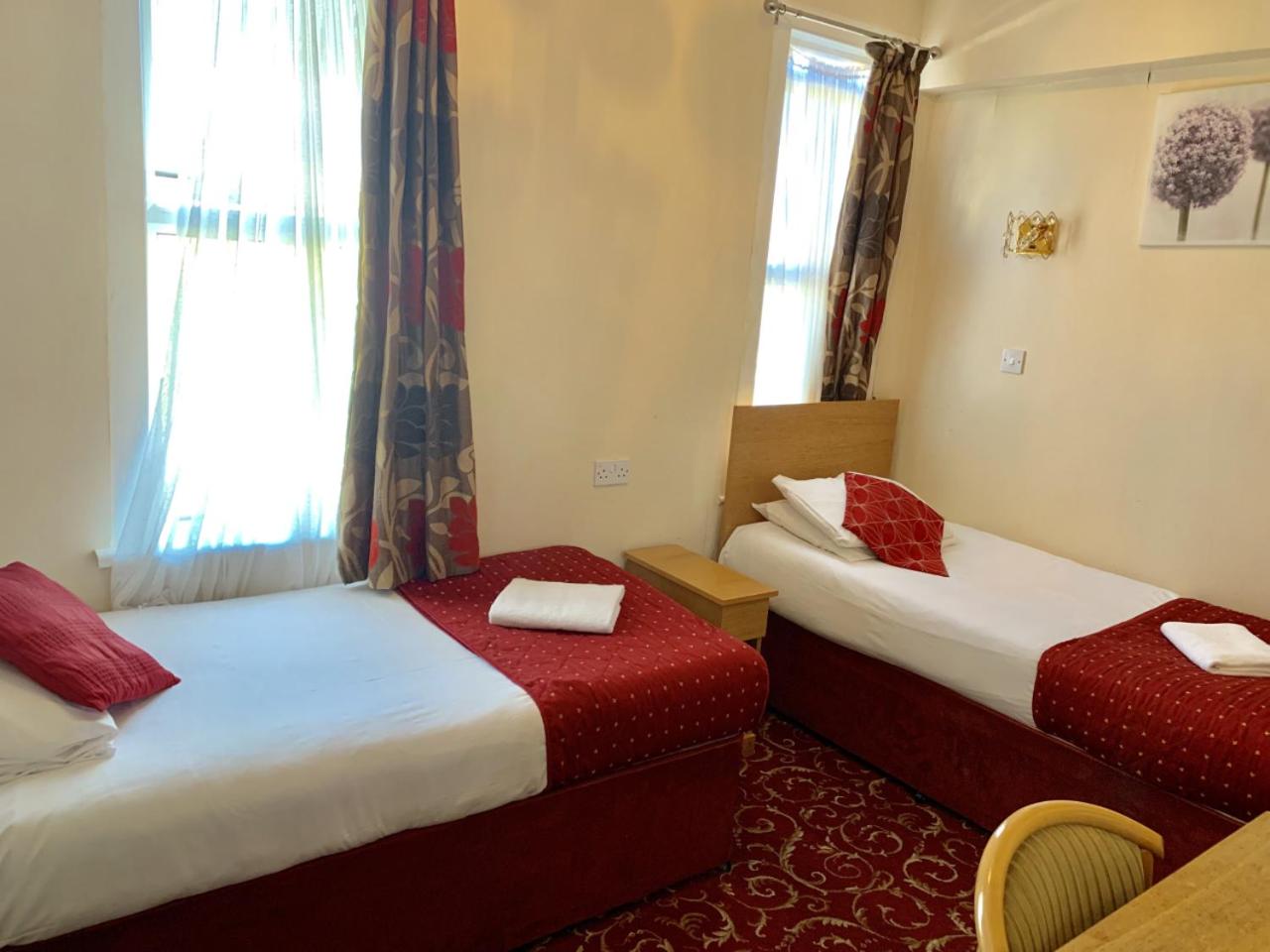 Twin Room - Photo 1