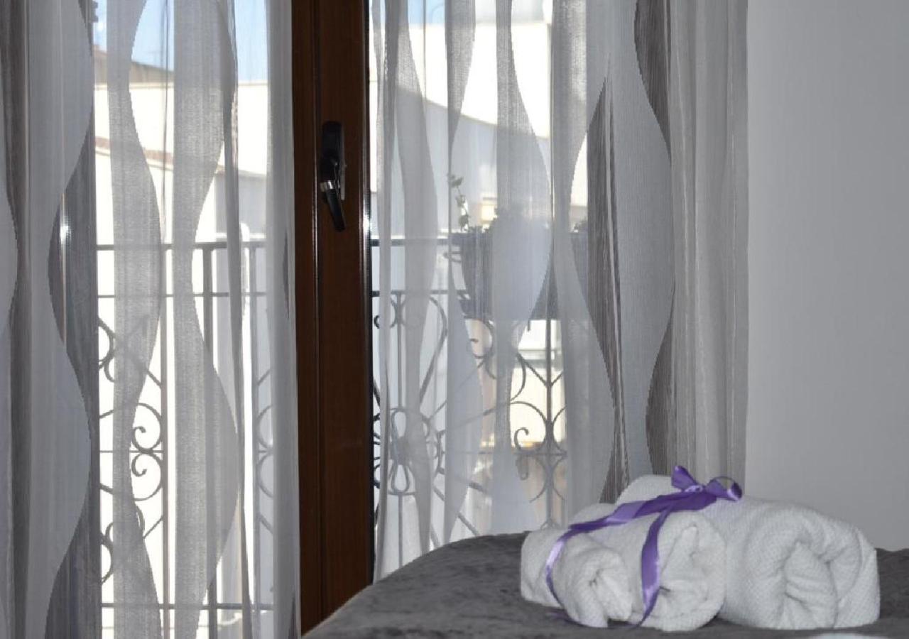 Deluxe Double Room with Balcony - Photo 8