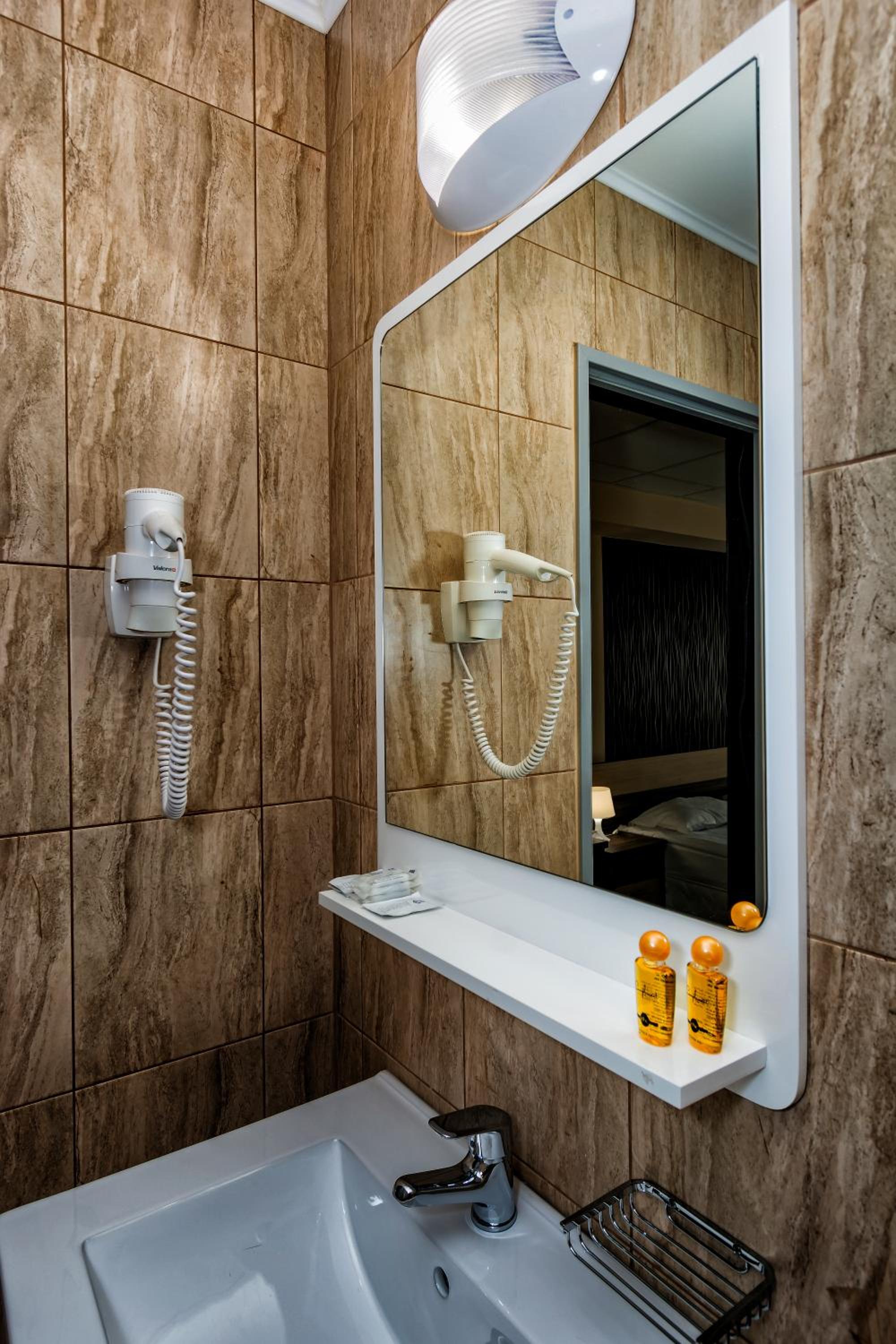 Deluxe Double Room (2 Adults + 1 Child) photo 2
