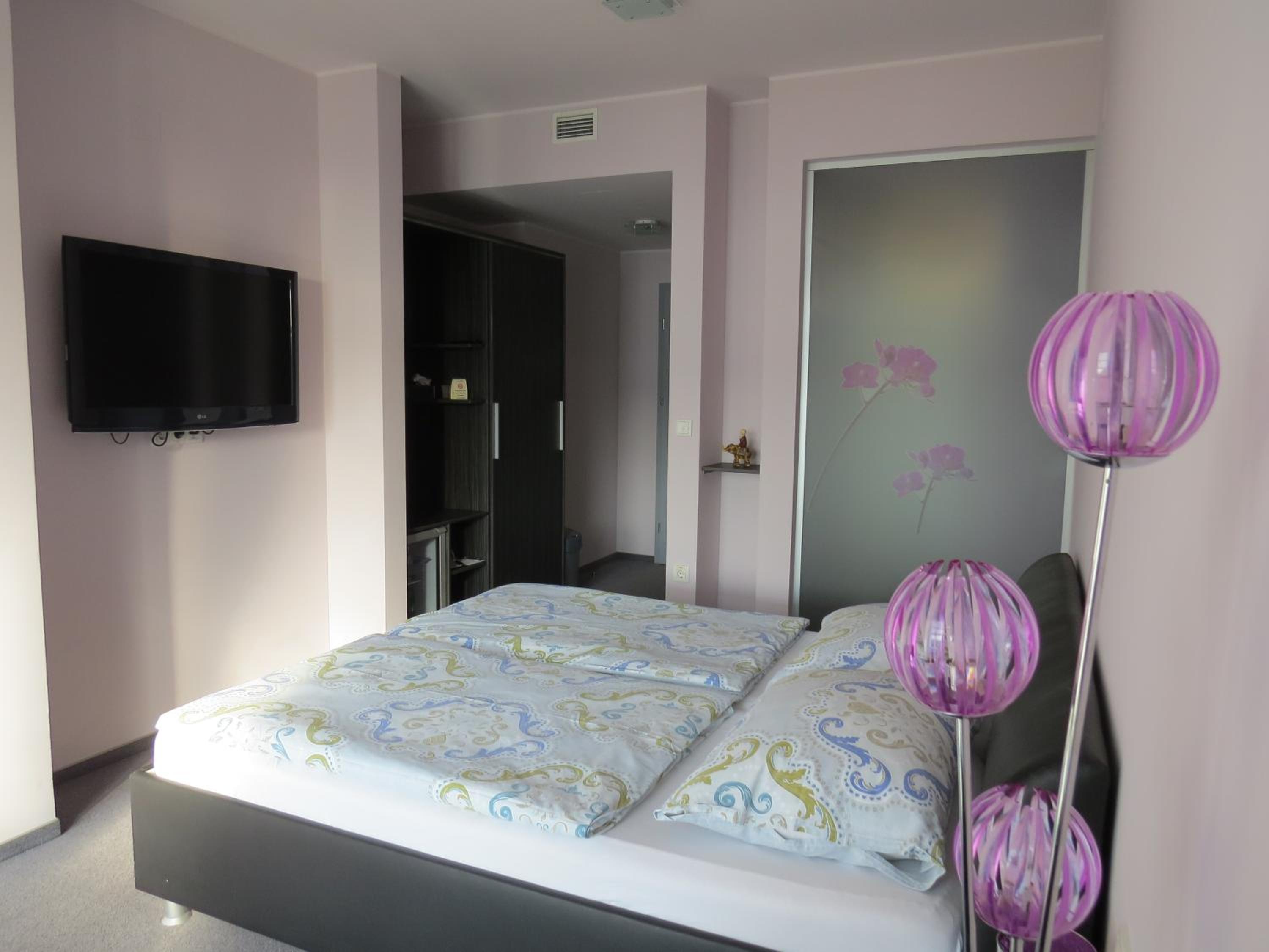 Double Room with Balcony - Photo 3