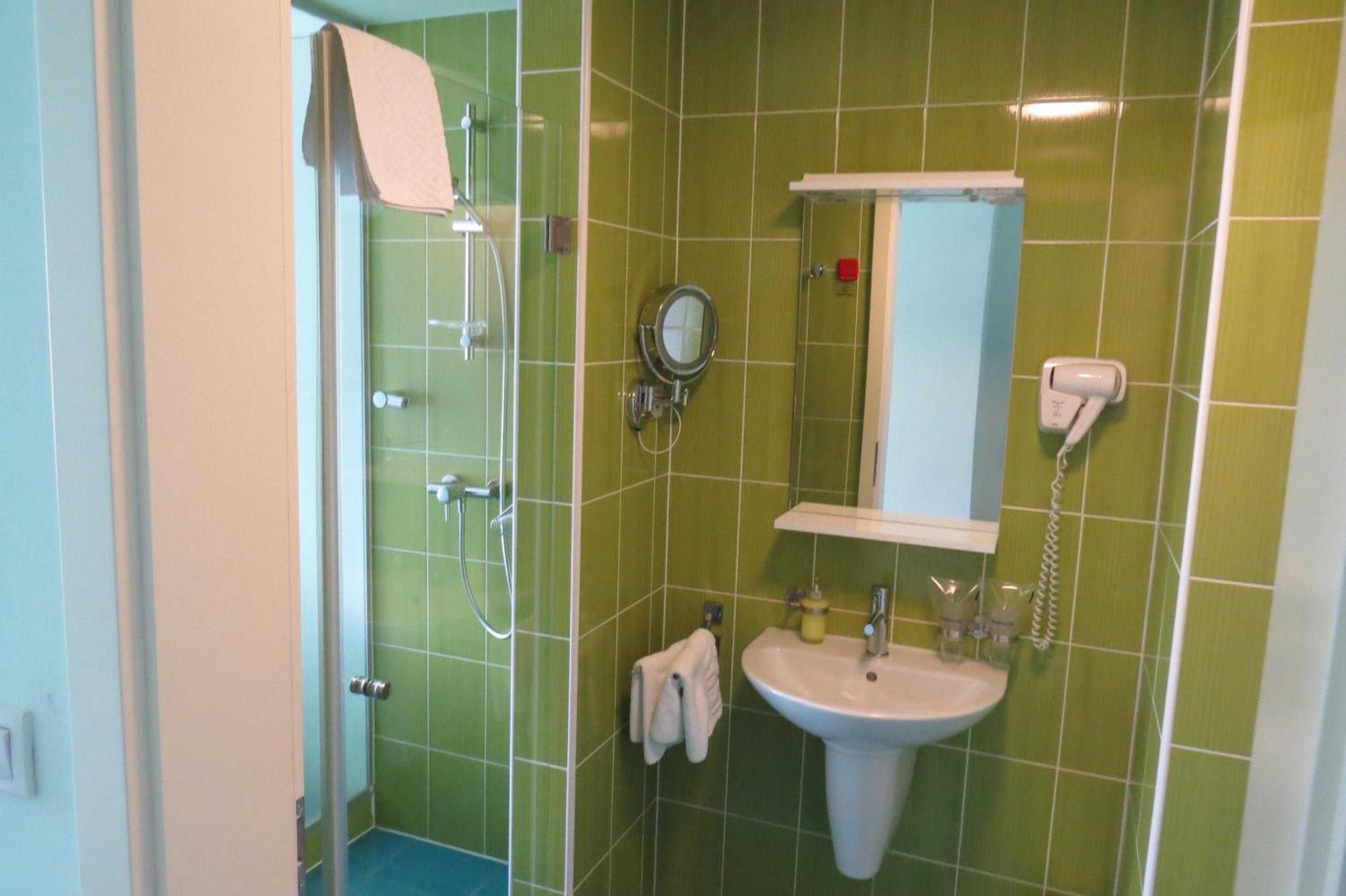 Double Room with Balcony - Photo 9