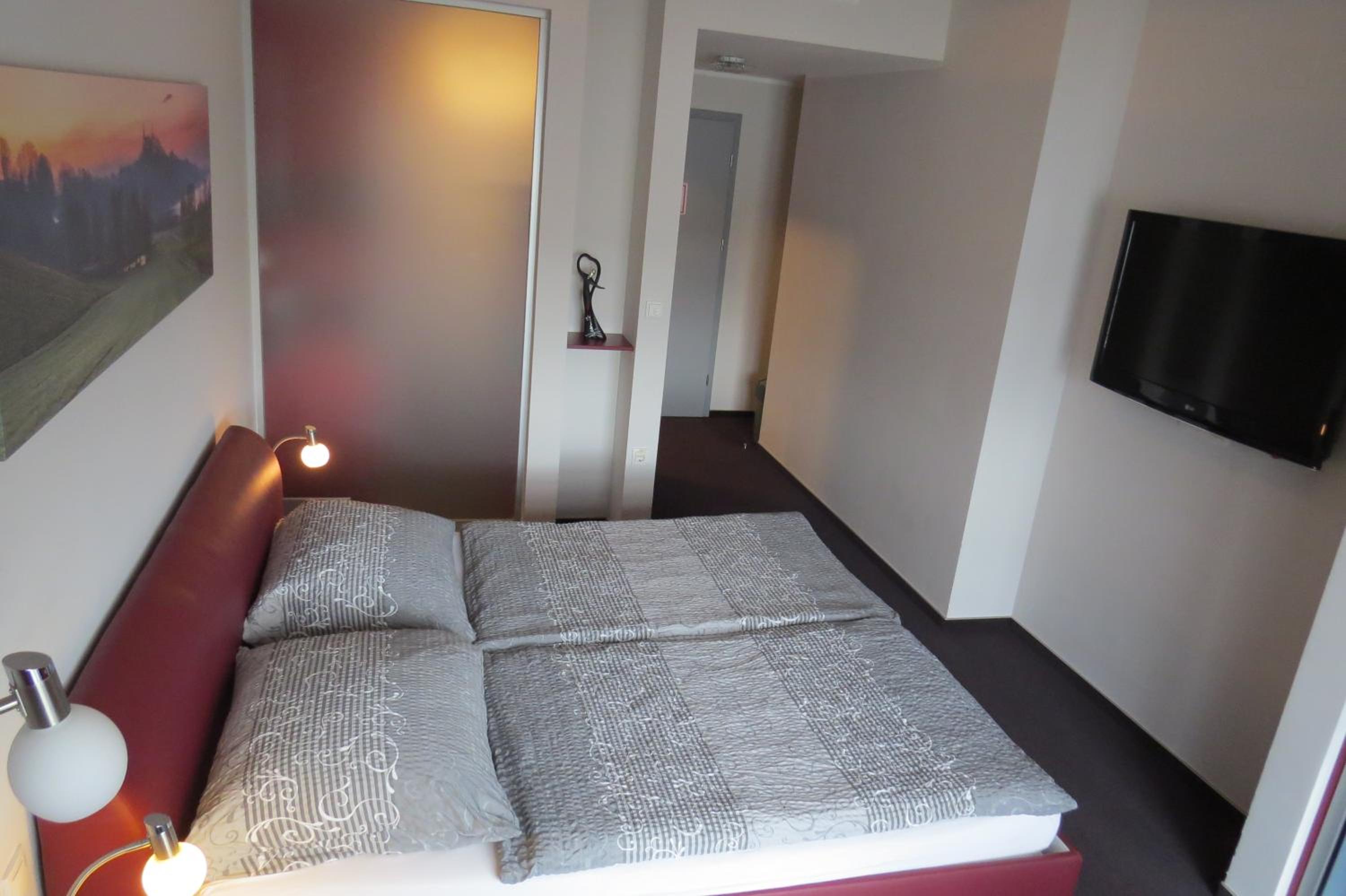 Double Room with Balcony - Photo 5