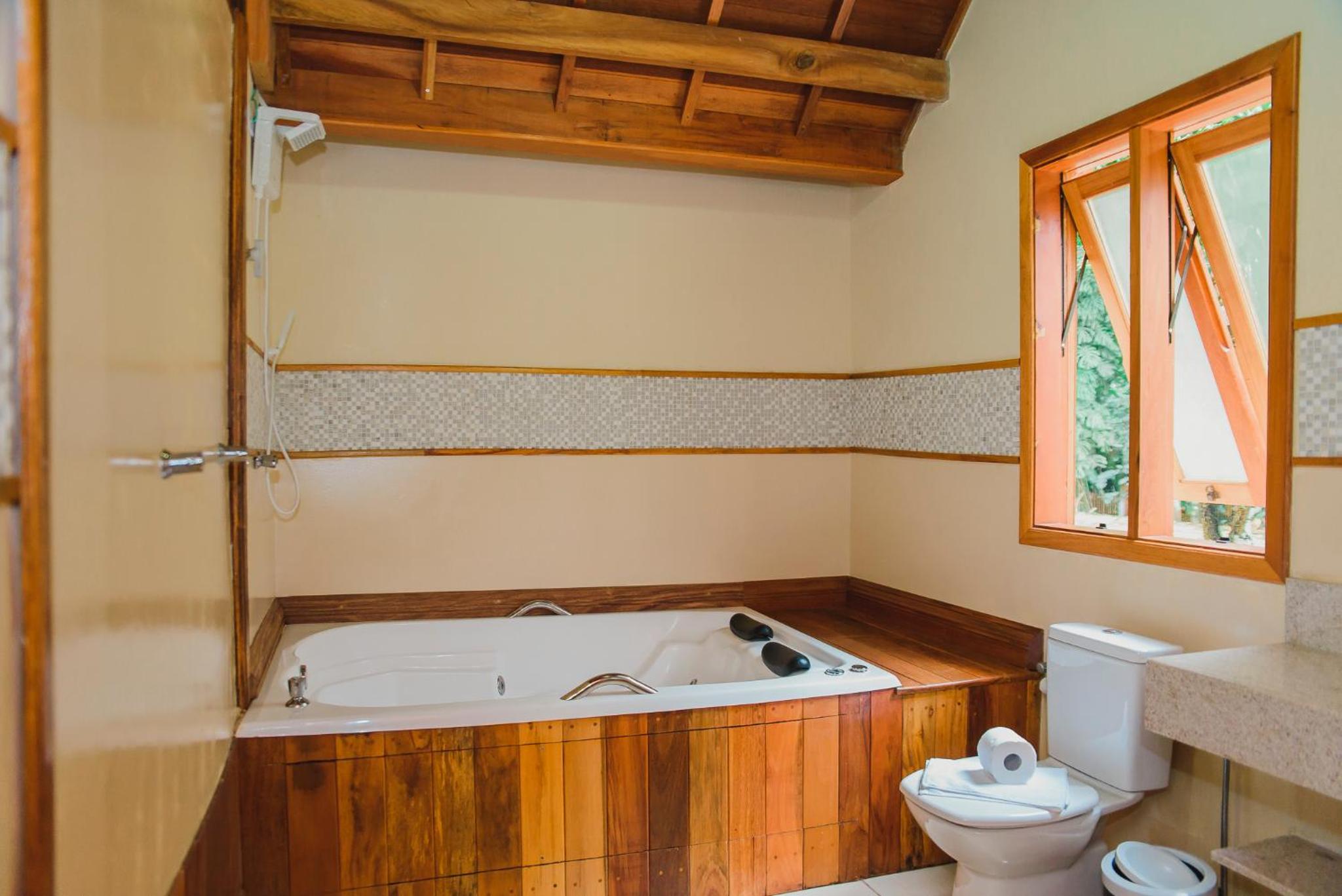 Queen Suite with Spa Bath photo 2