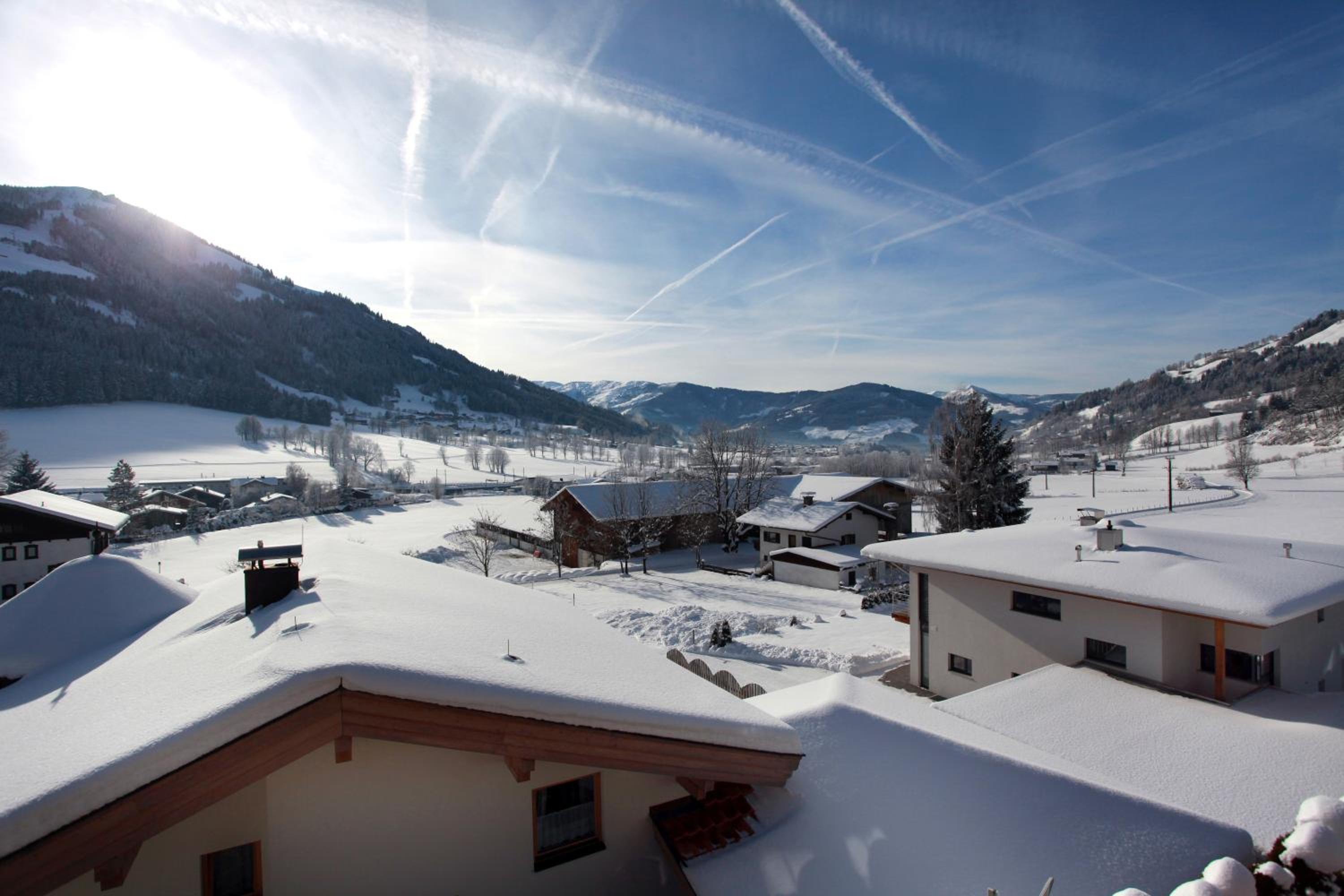 Two-Bedroom Apartment with Balcony with Mountain View photo 2