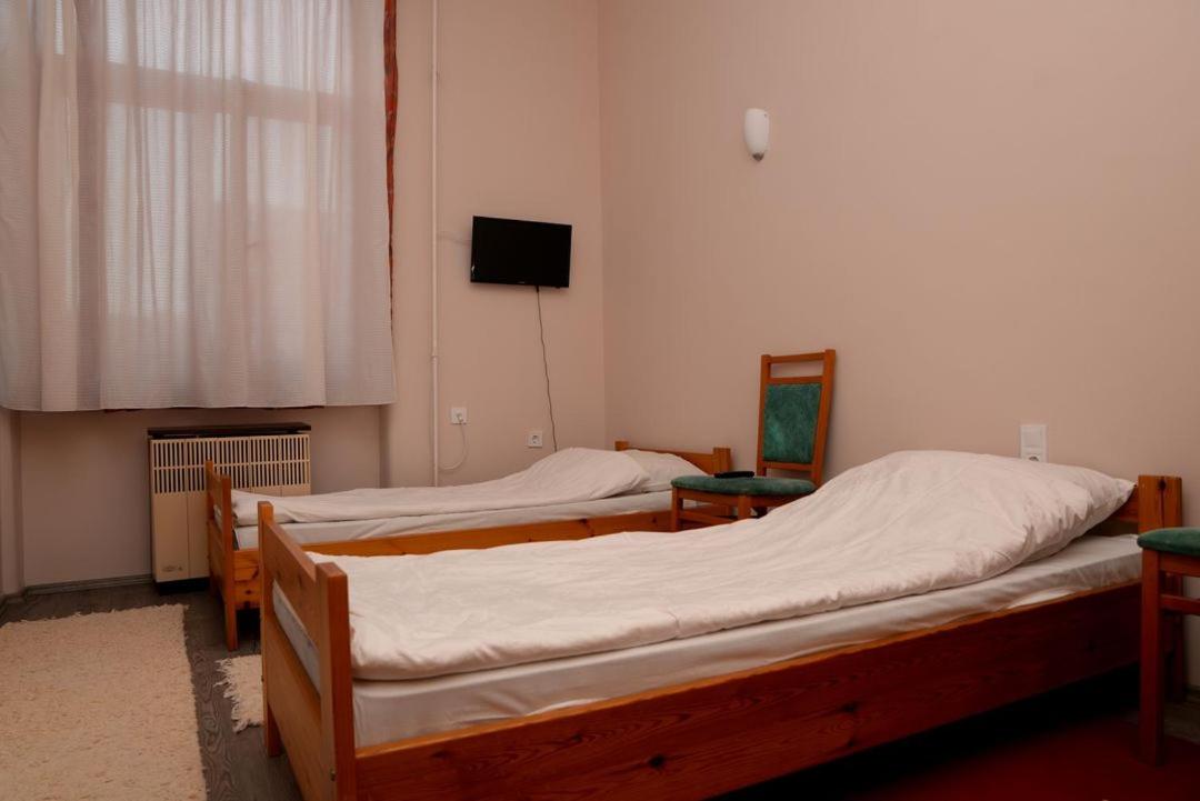 Standard Twin Room - Photo 4