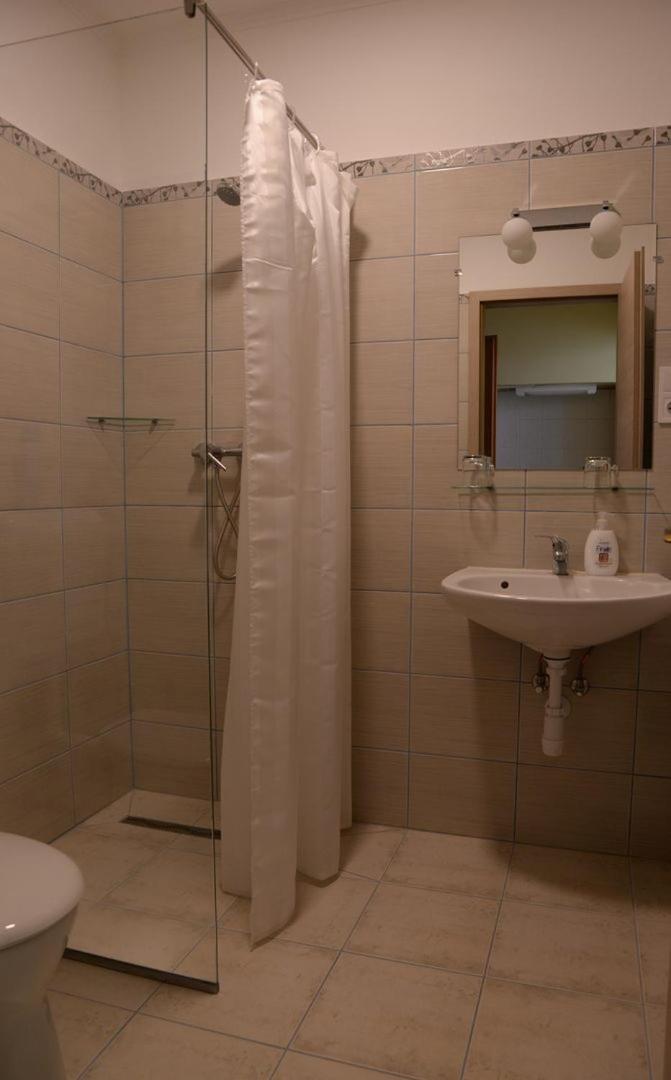 Standard Twin Room - Photo 3