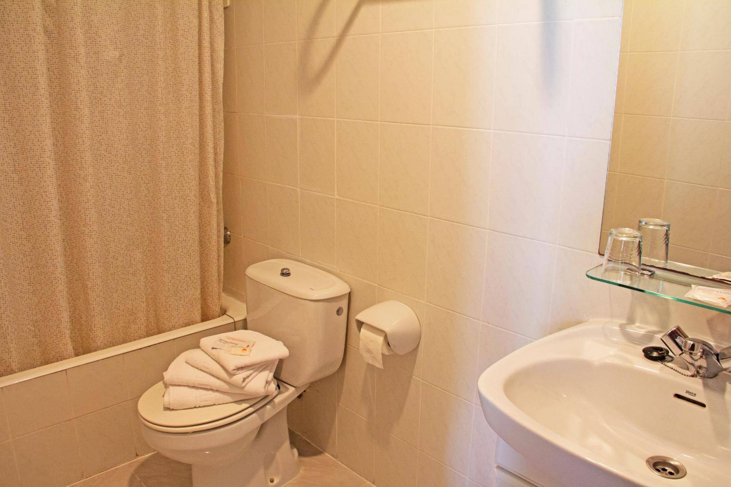 Double or Twin Room - Photo 4