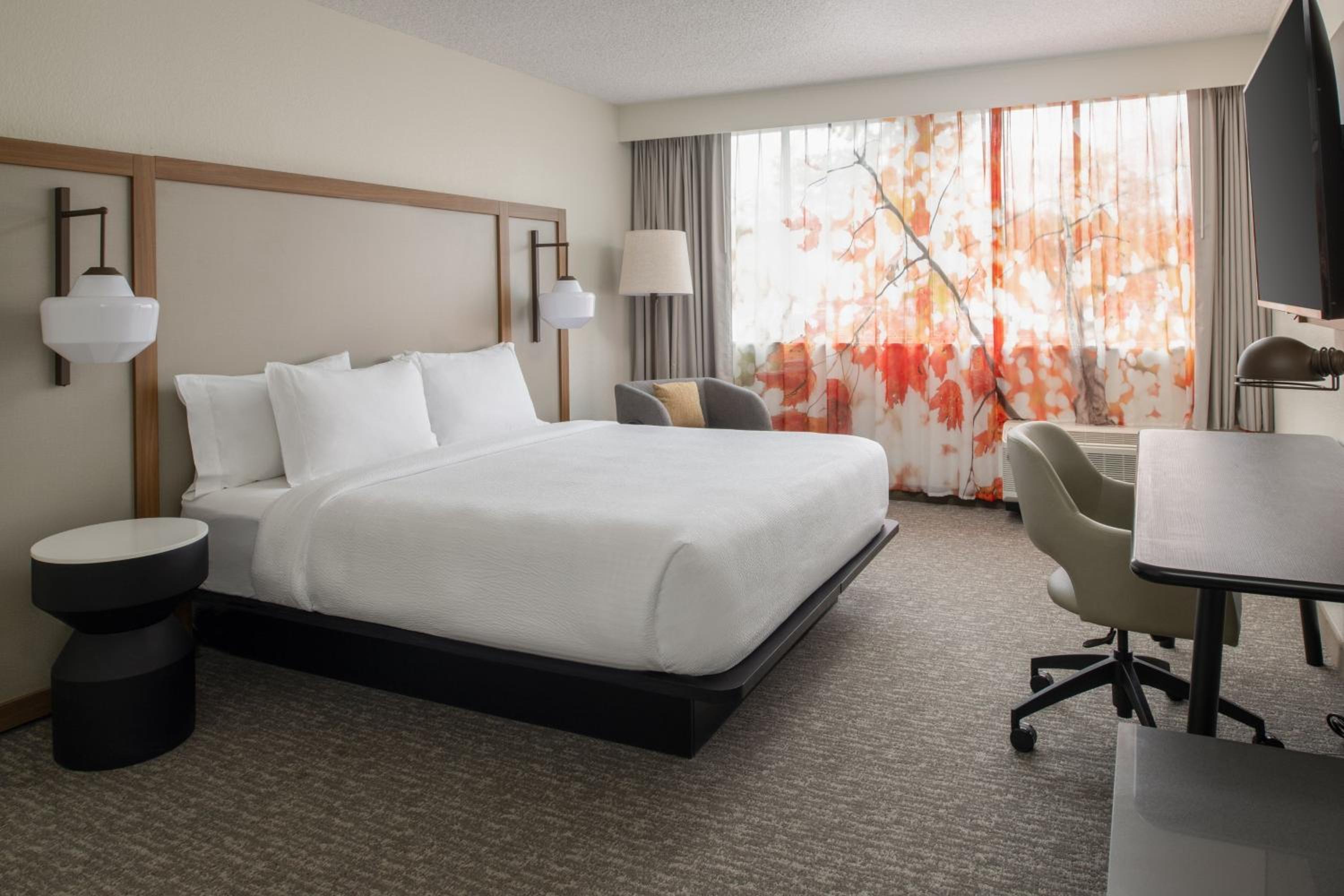 King Room with Roll-In Shower - Mobility Accessible