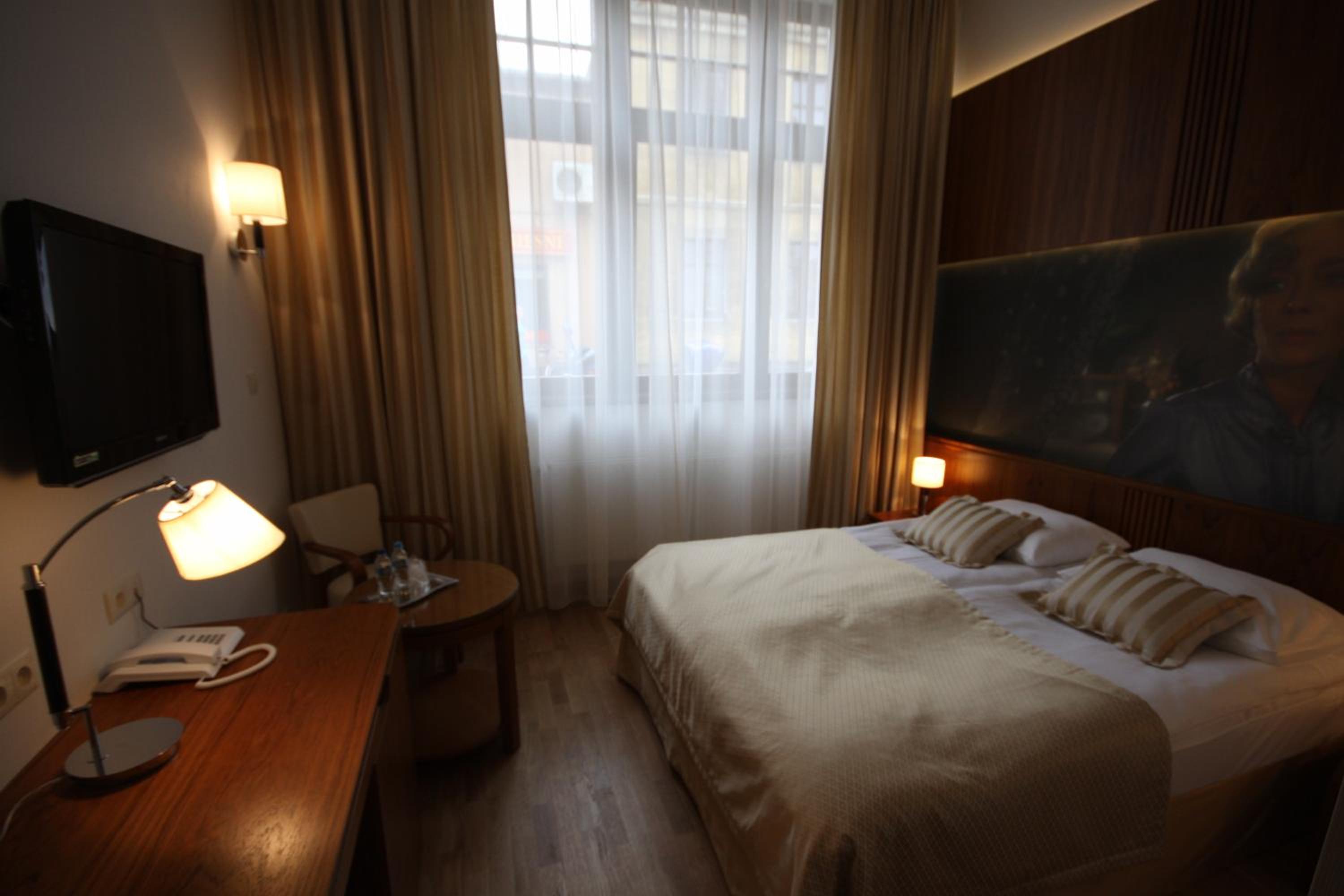 Standard King Room - Photo 3