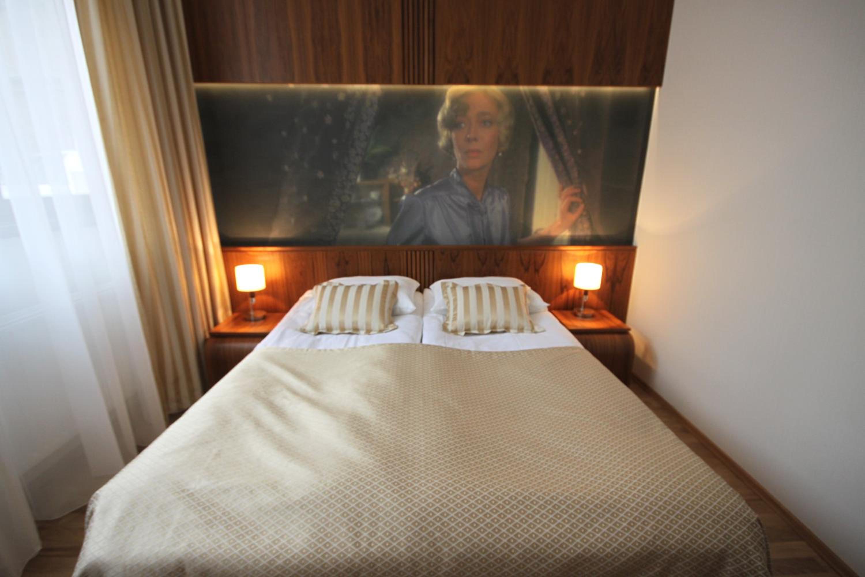 Standard King Room - Photo 9