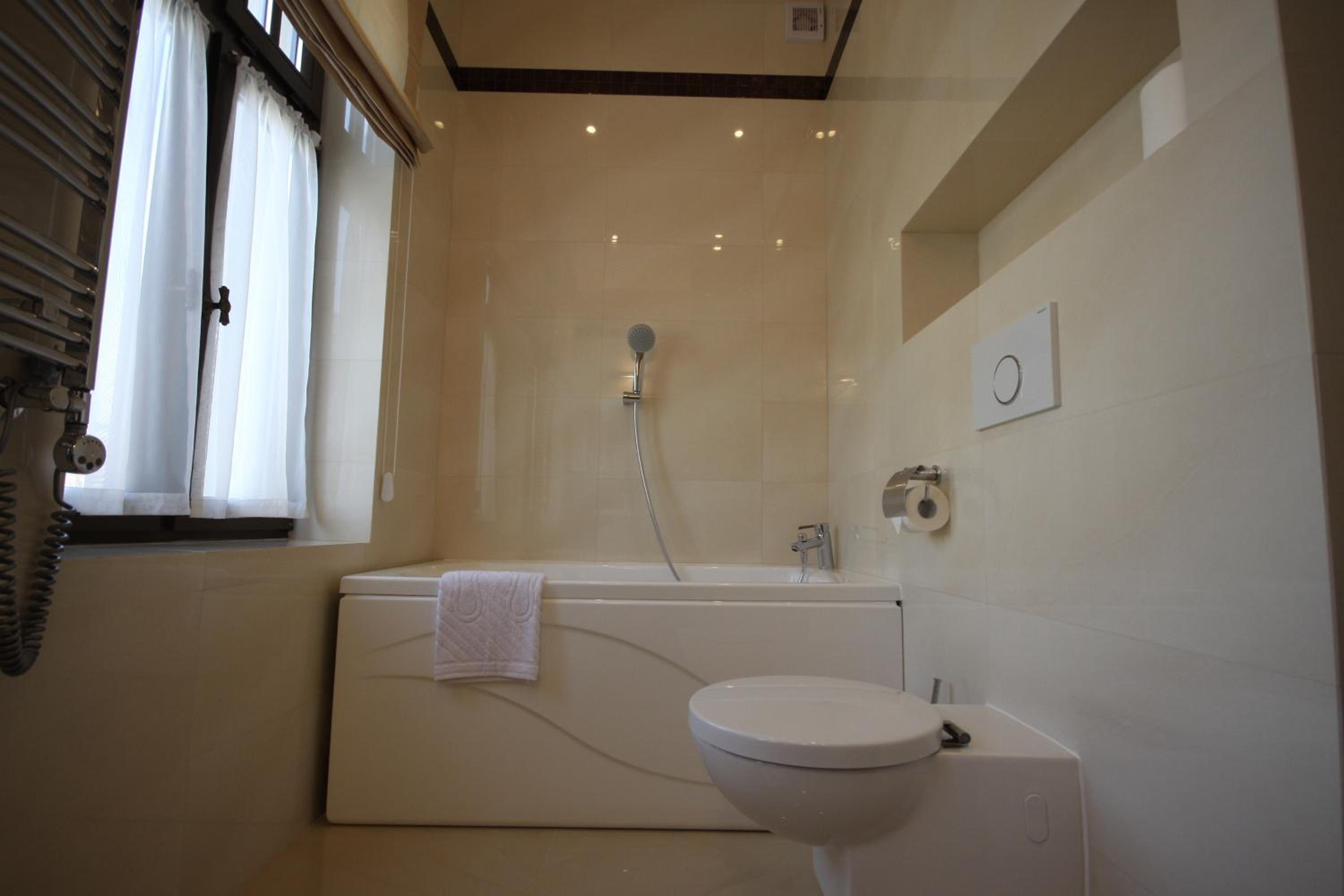 Standard King Room - Photo 8