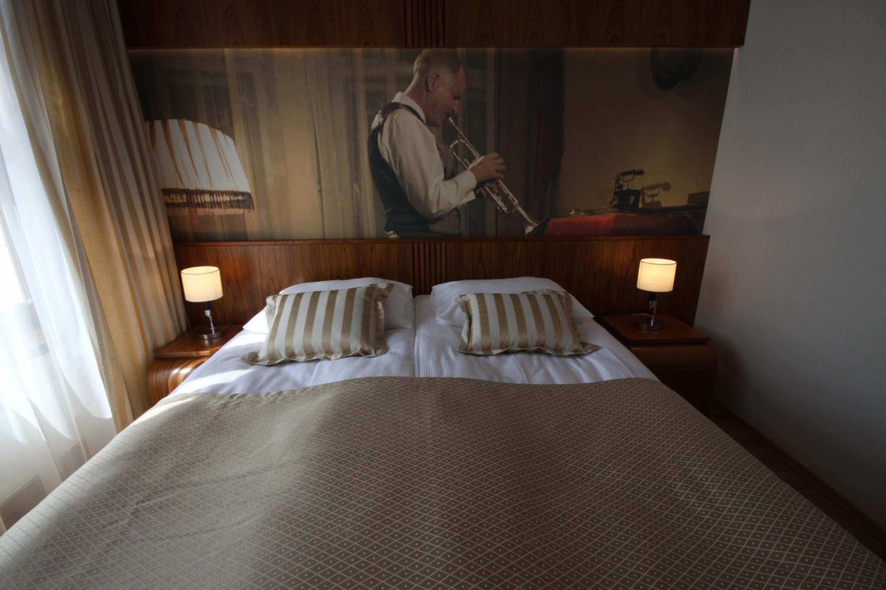 Standard King Room - Photo 16