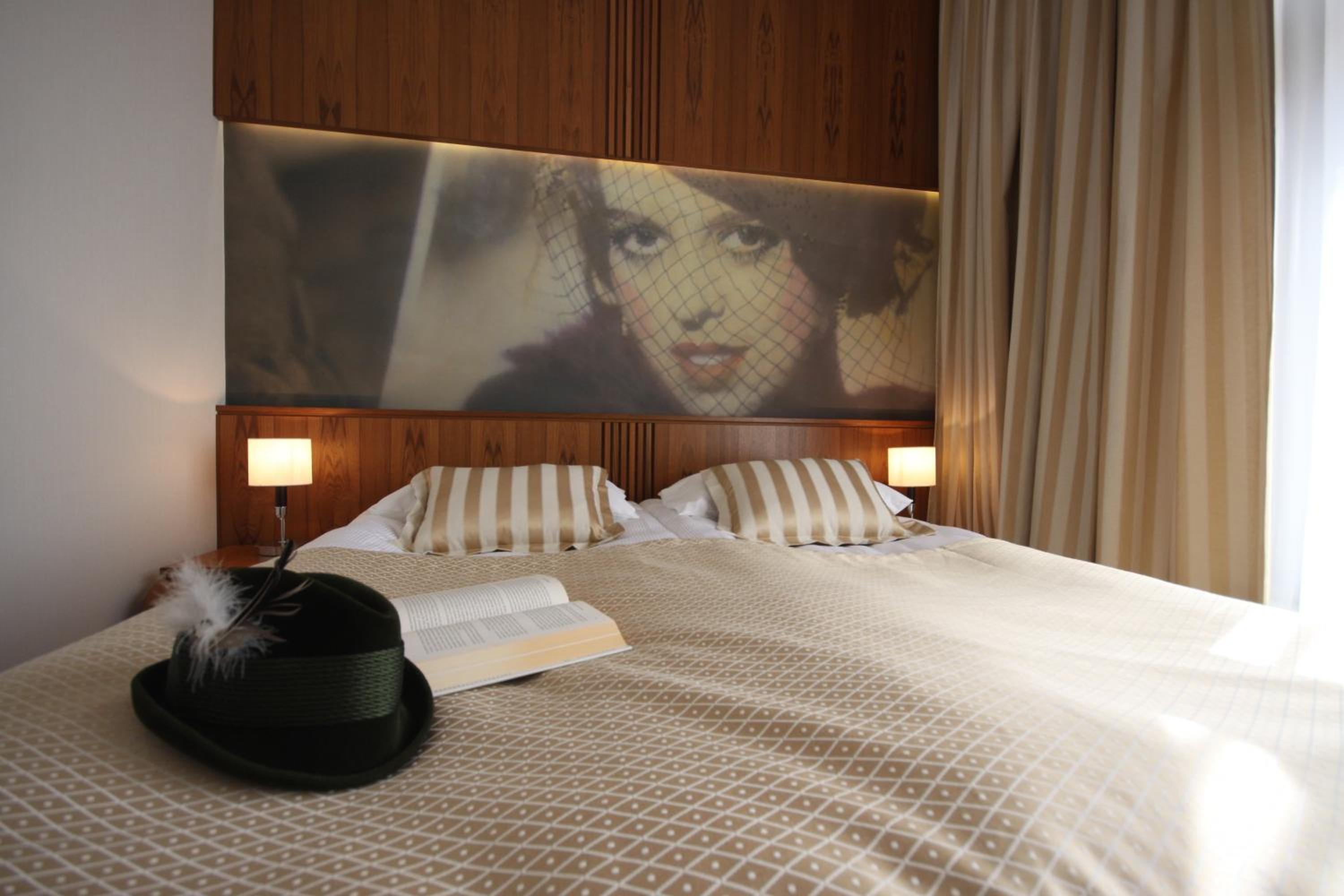 Standard King Room - Photo 14